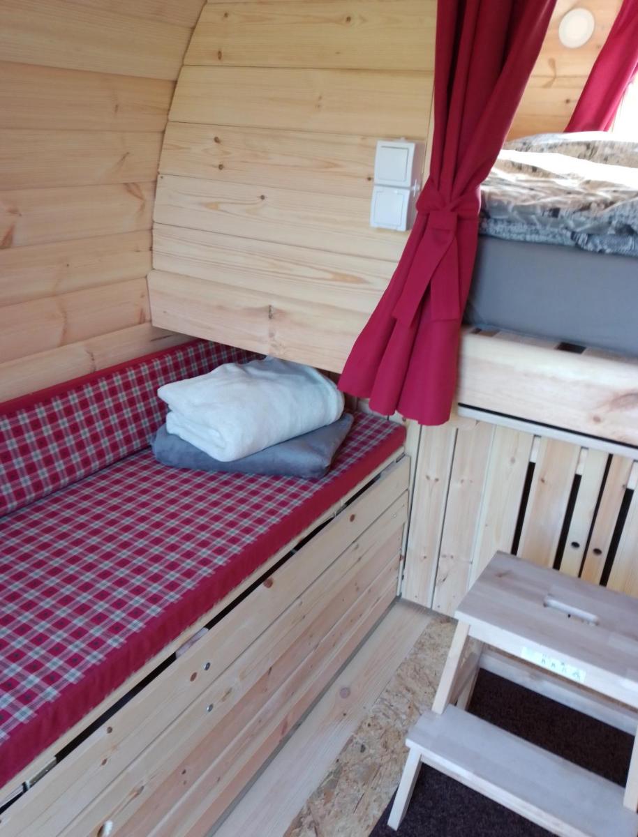 Schlaffass und Hütte mit Teich view 3