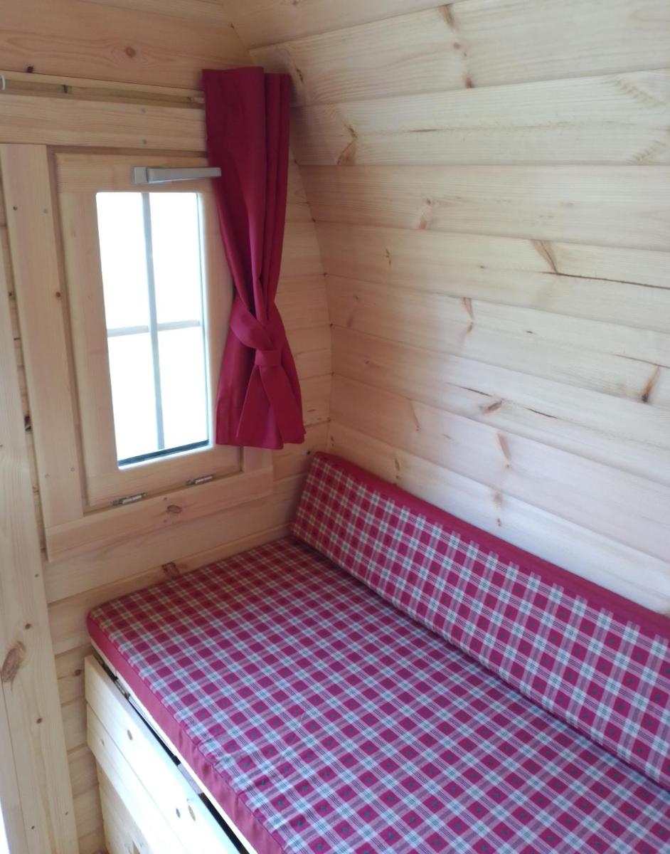 Schlaffass und Hütte mit Teich view 4