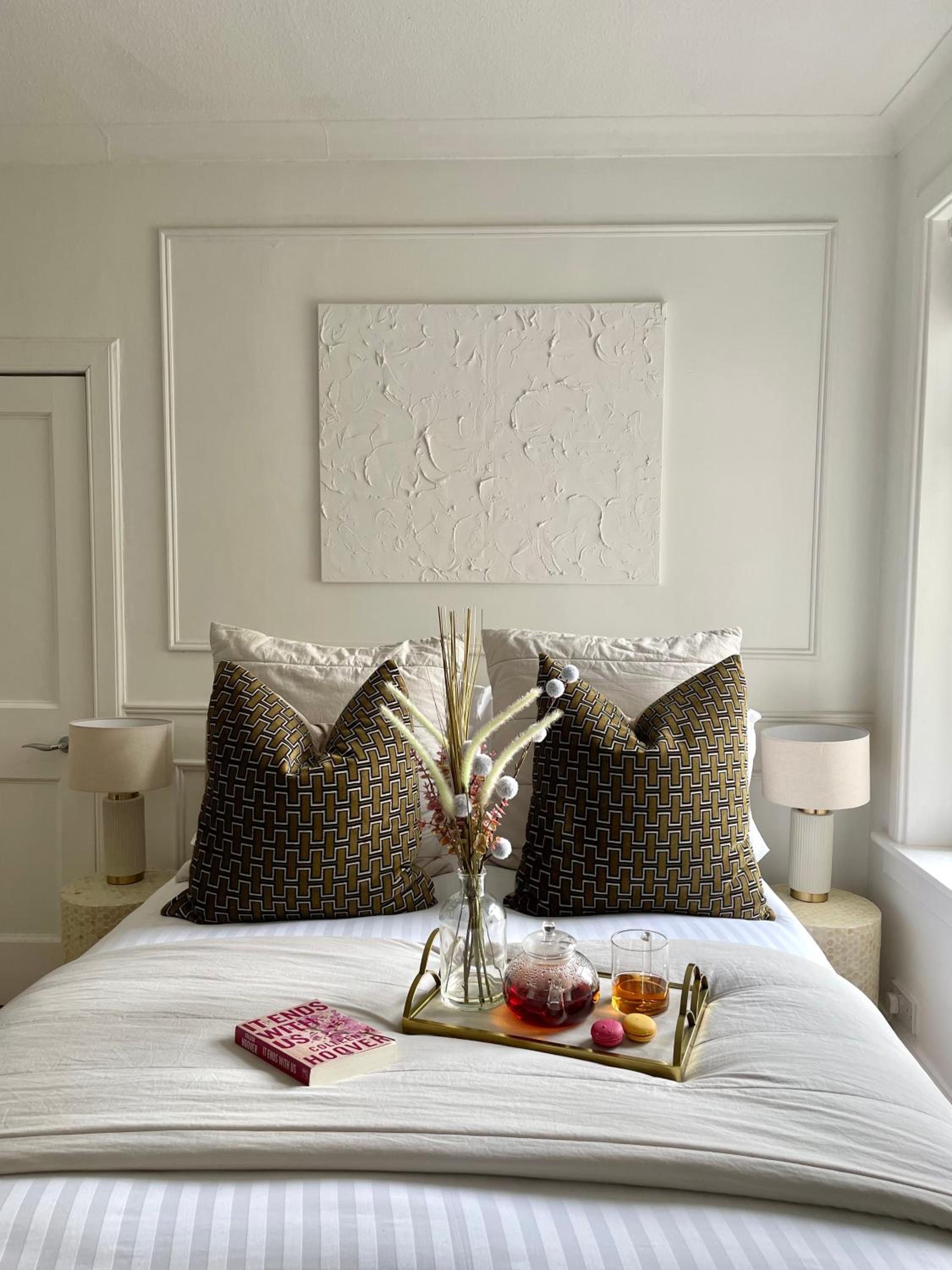 Stylish & Chic Central Apartment with Hot Tub view 2