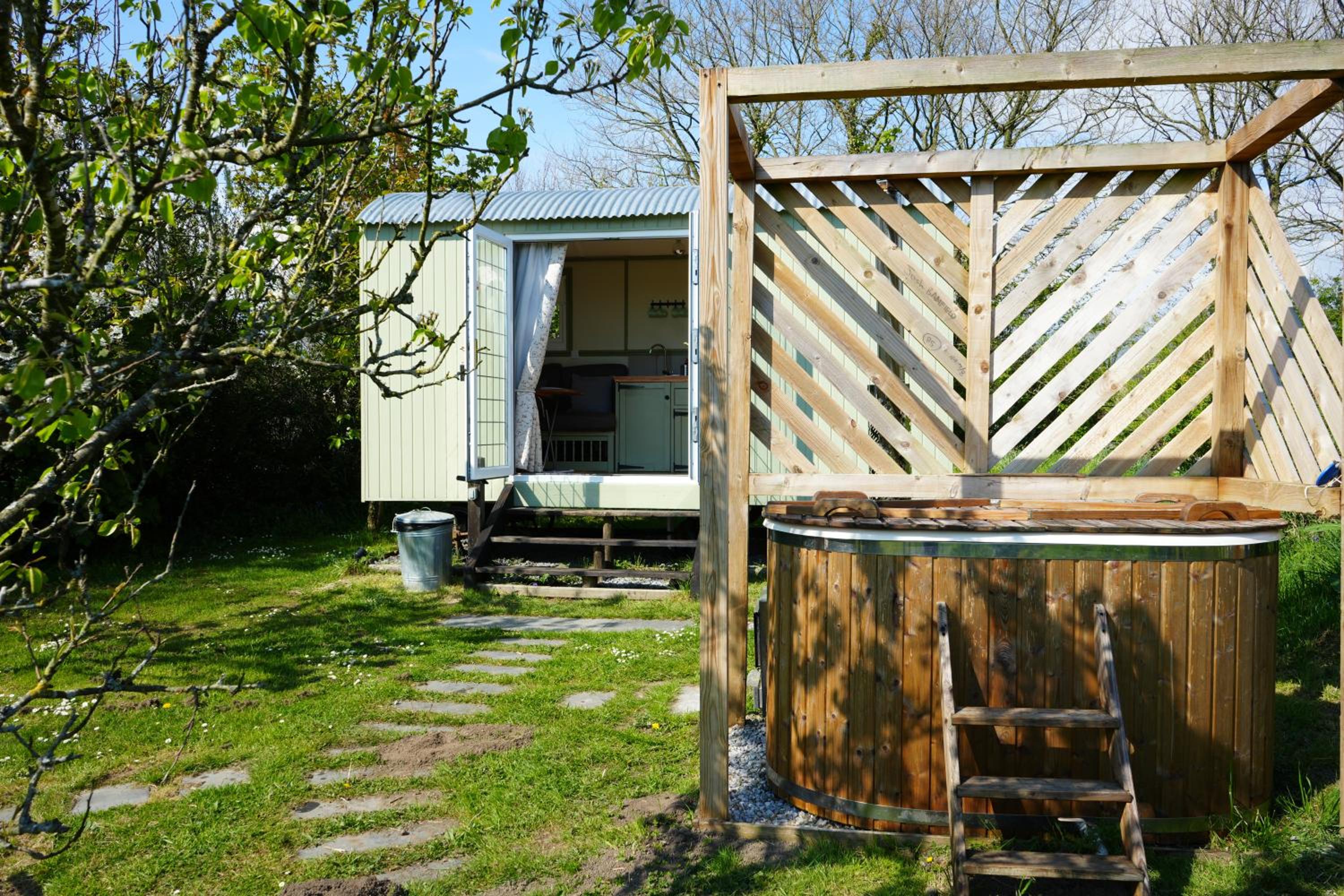 Hotel Hillcrest Hut - Image 1