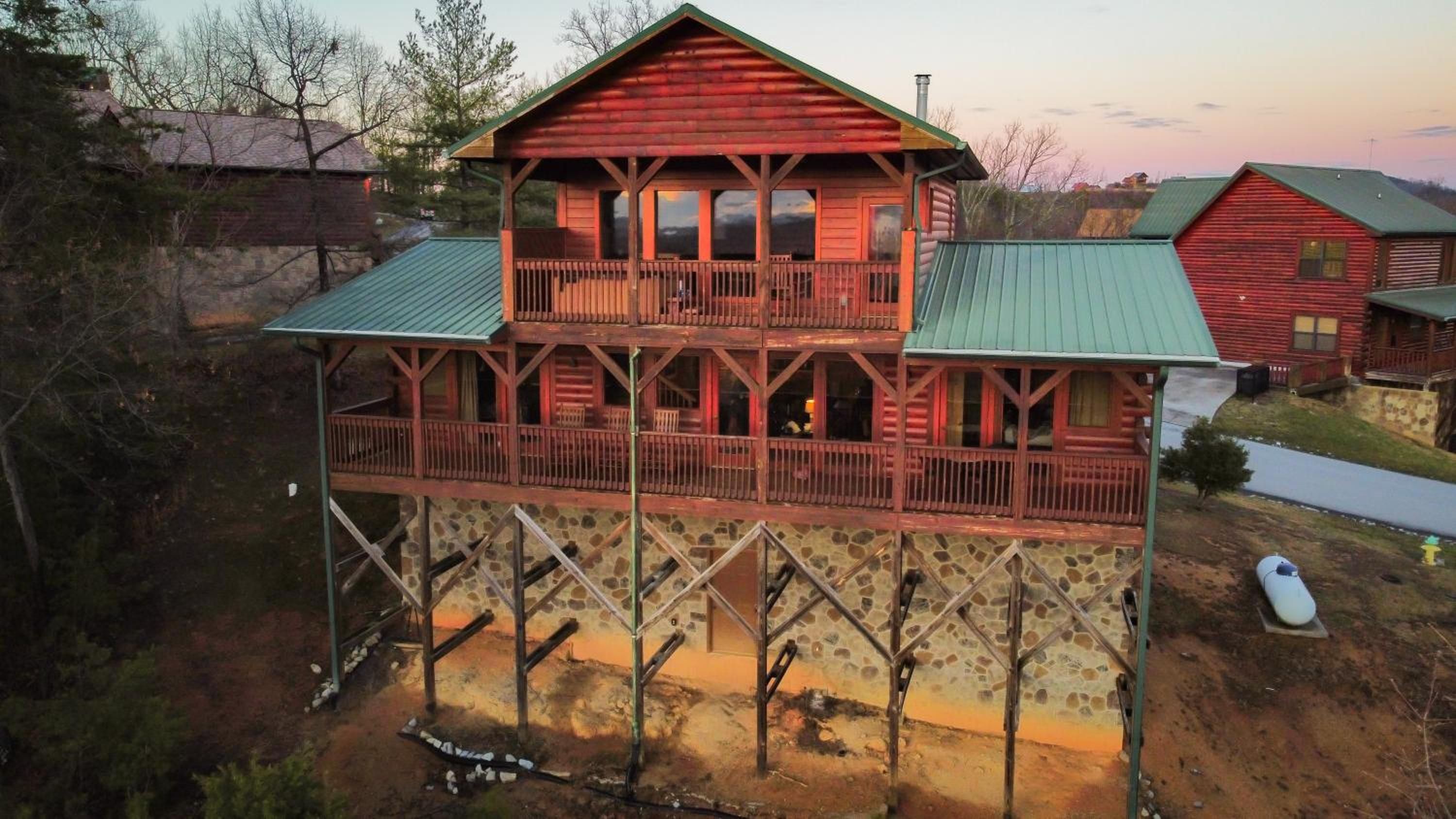 2 King Bedroom Cabin! 2 Jacuzzi Bath! Stunning Mtn View! Hot Tub! Game Room! view 2
