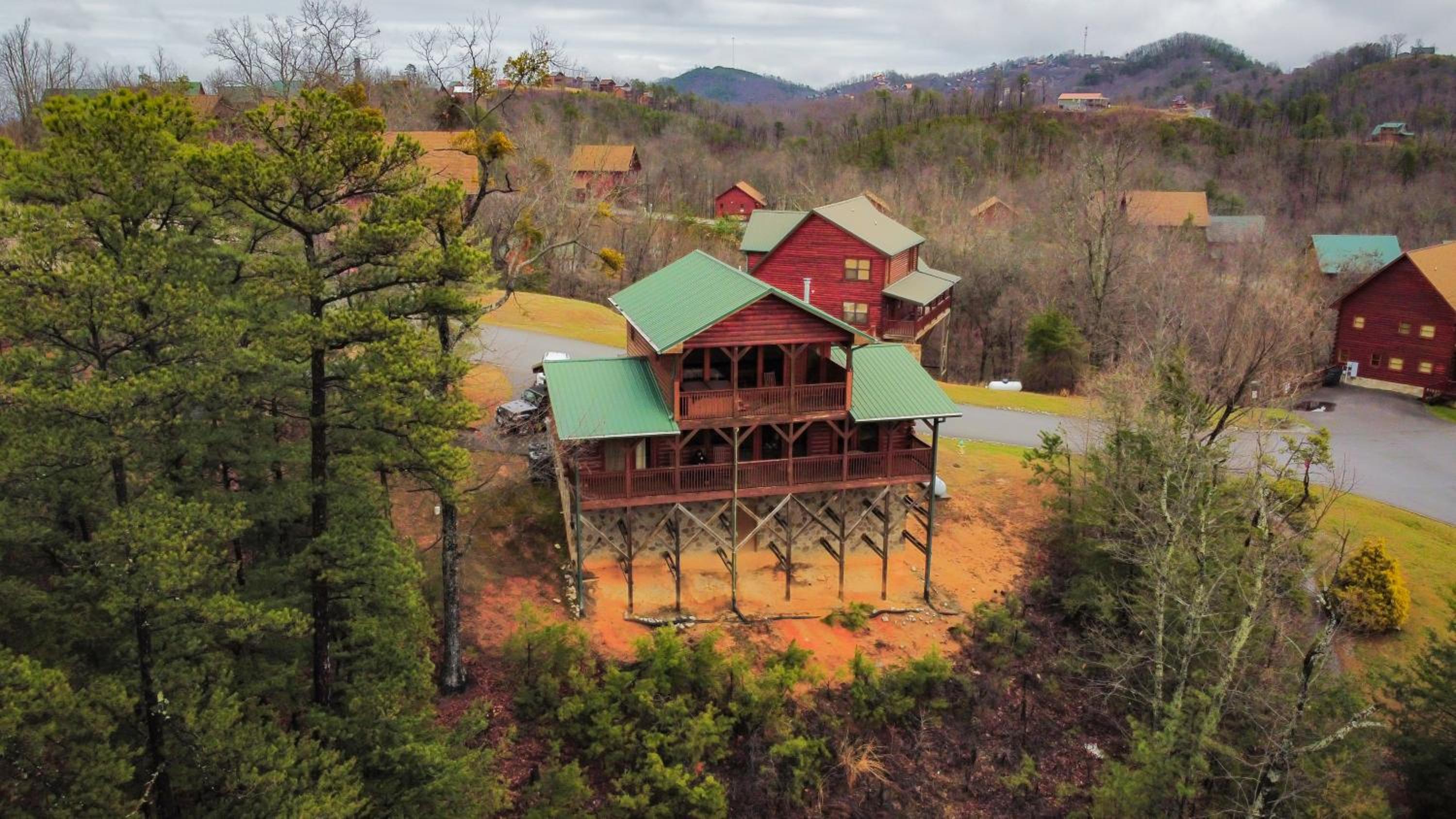 2 King Bedroom Cabin! 2 Jacuzzi Bath! Stunning Mtn View! Hot Tub! Game Room! view 3