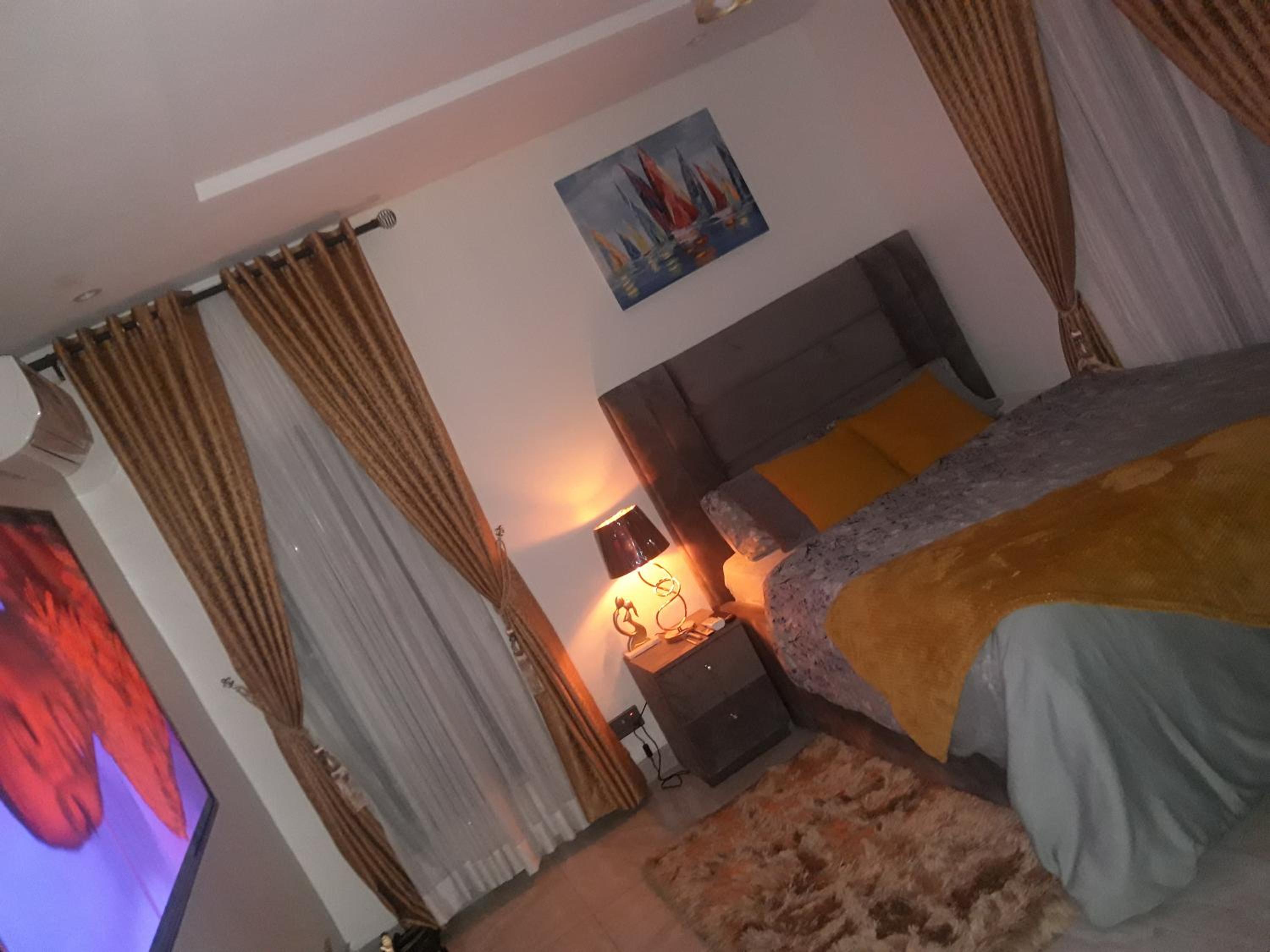 Professionals Friendly with Work Station PS5 & near Beaches view 4