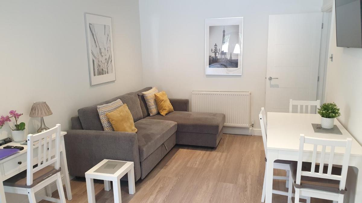 Large modern self contained apartment in Lymington