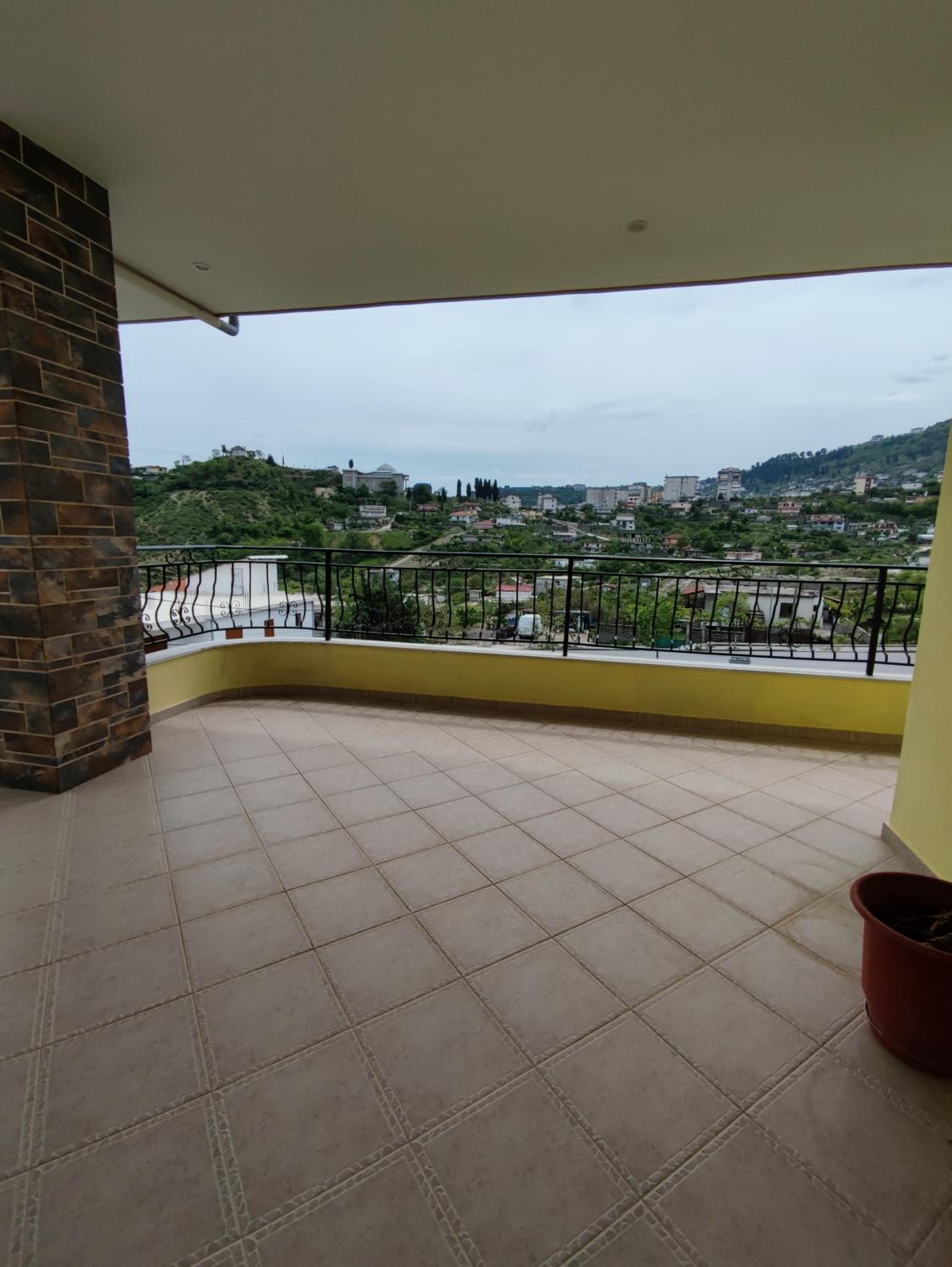 Cheerful 2 bedroom villa with free parking.