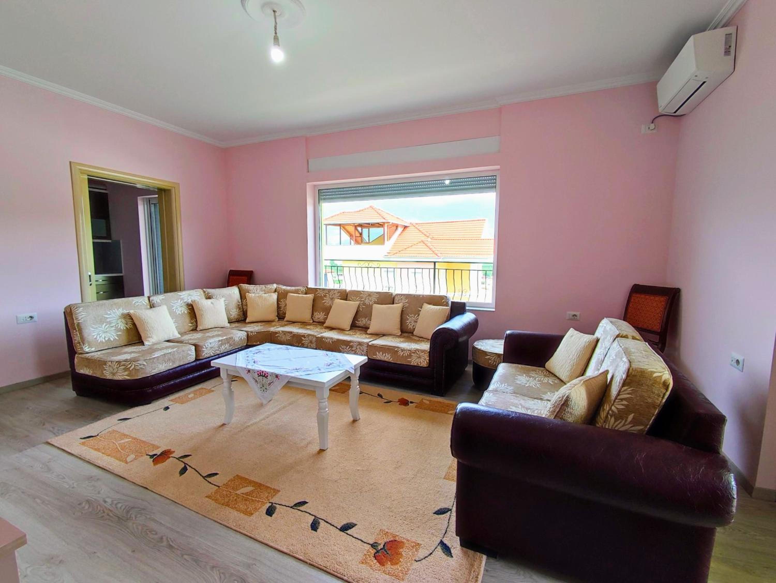 Cheerful 2 bedroom villa with free parking. photo 3