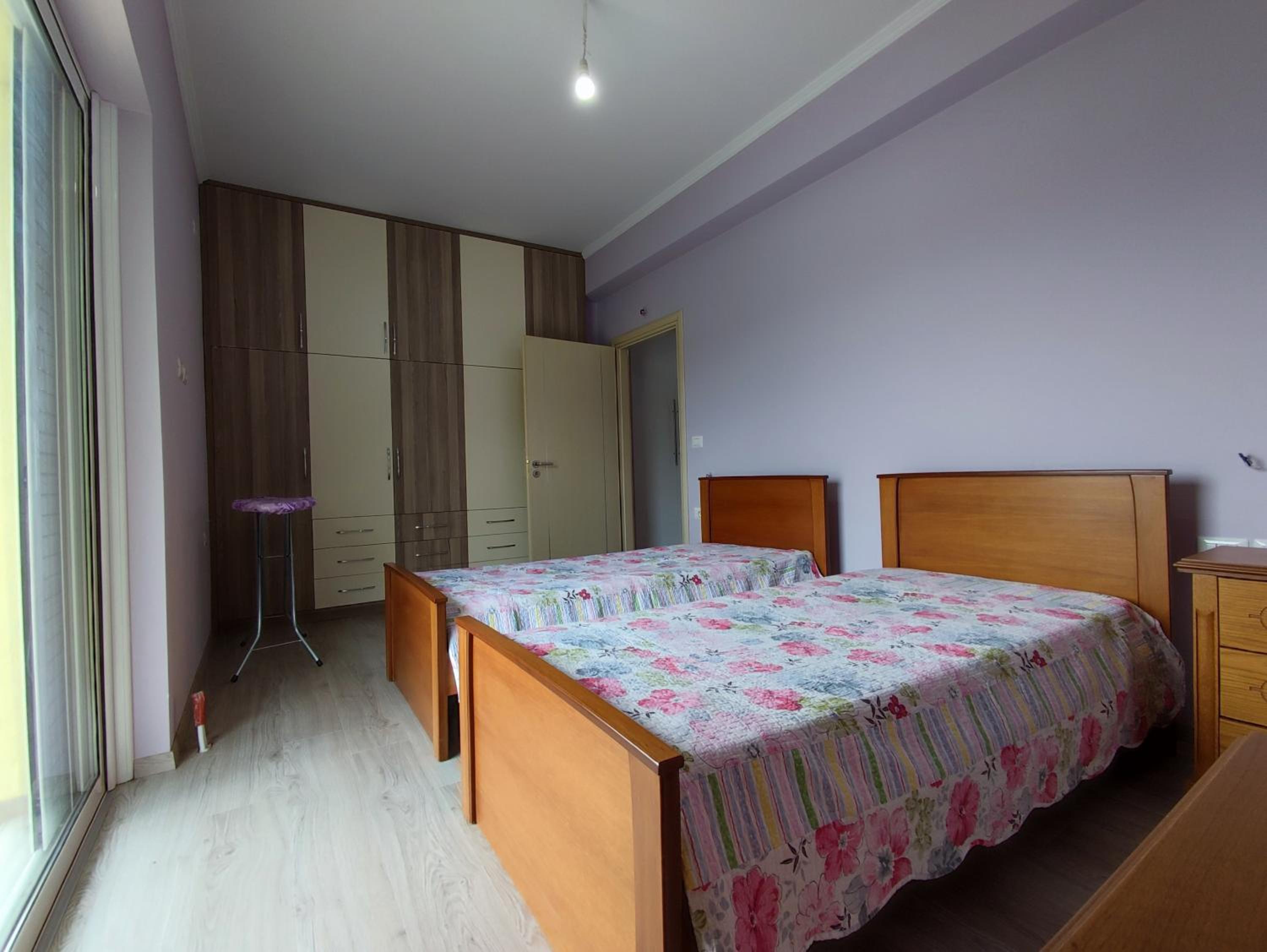 Cheerful 2 bedroom villa with free parking.