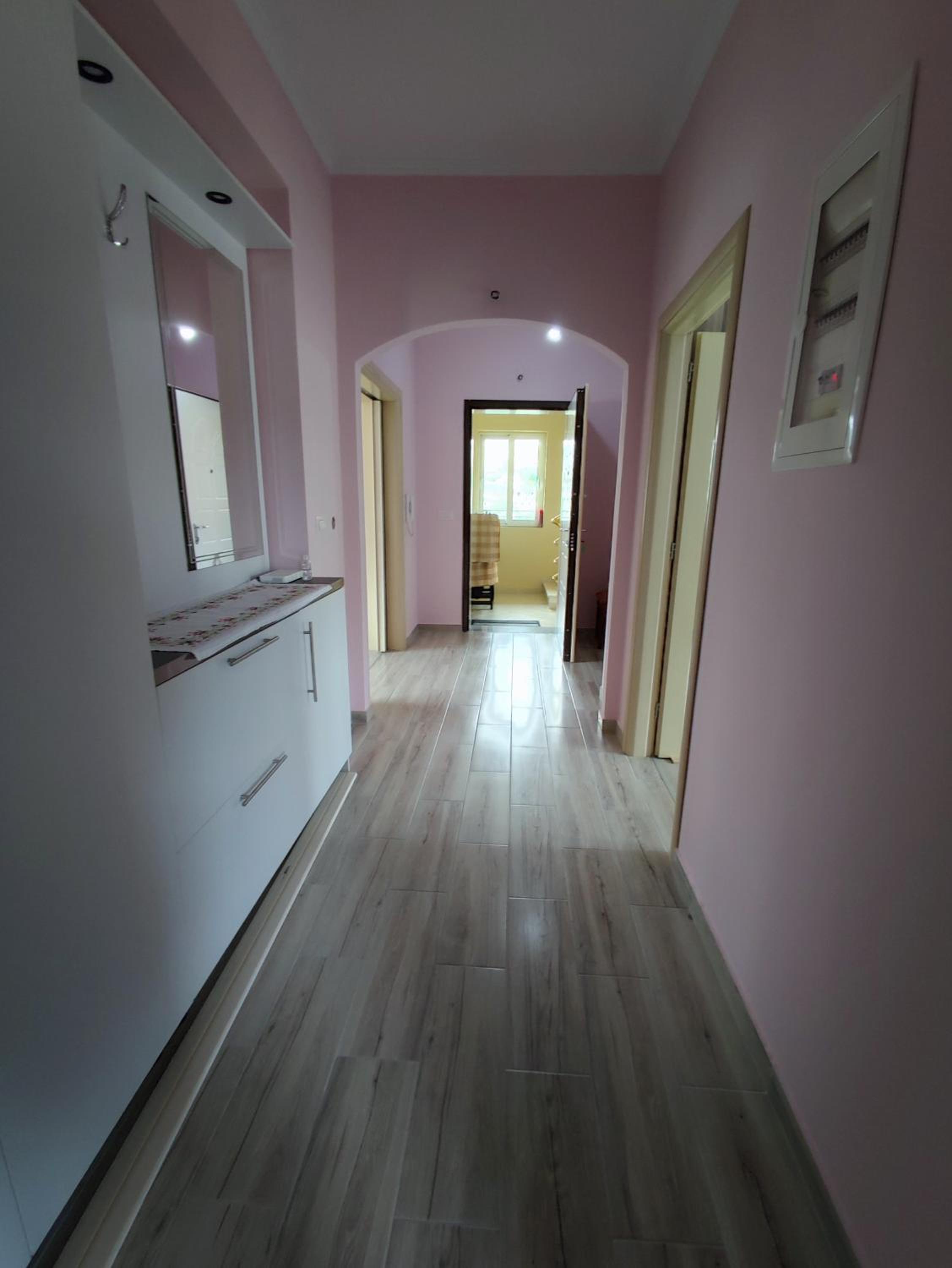 Cheerful 2 bedroom villa with free parking.
