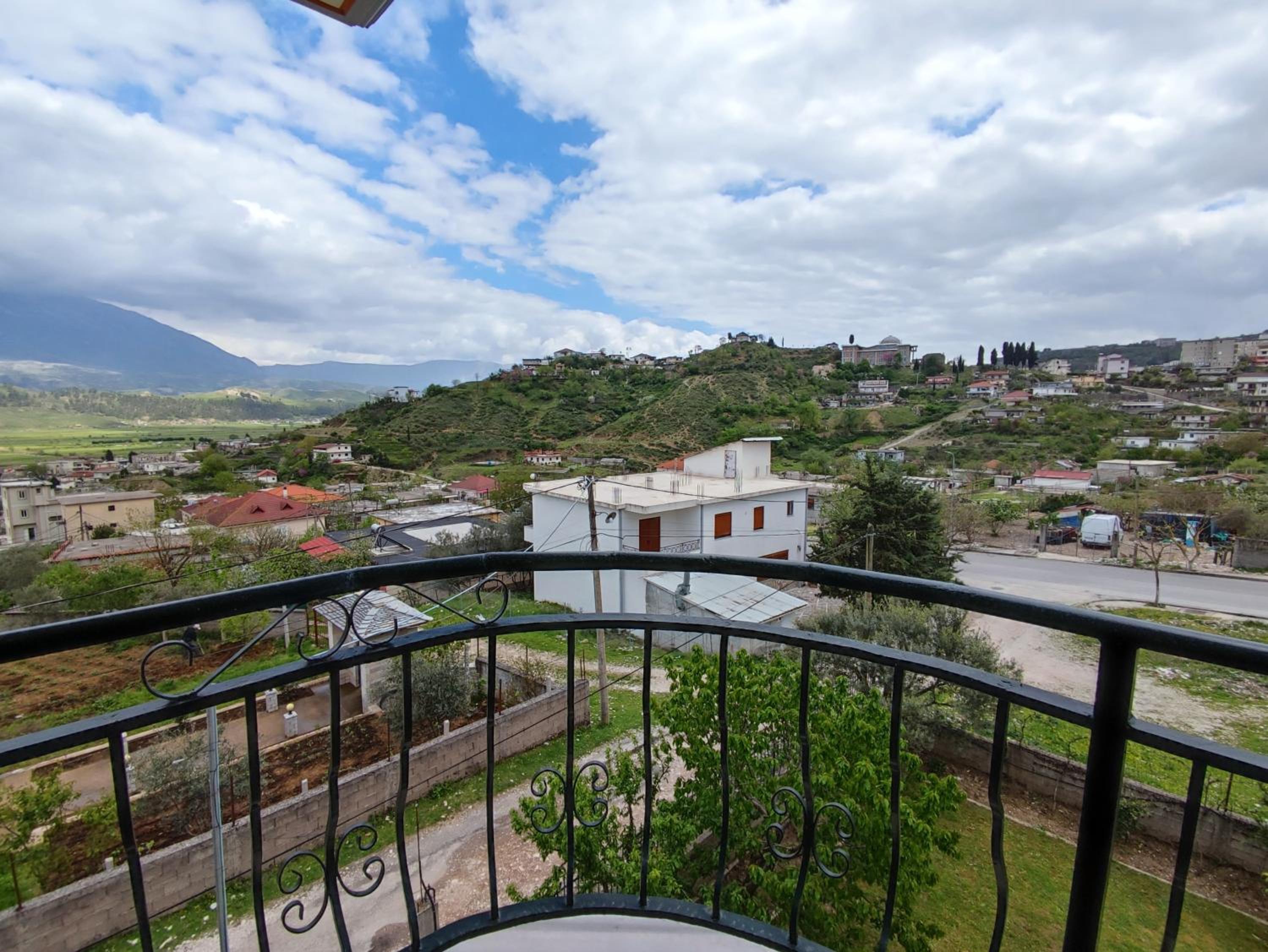 Cheerful 2 bedroom villa with free parking.