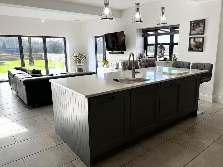 Manchester Luxury Country House Close To The City With Hot Tub & BBQ Fire Pit. view 3