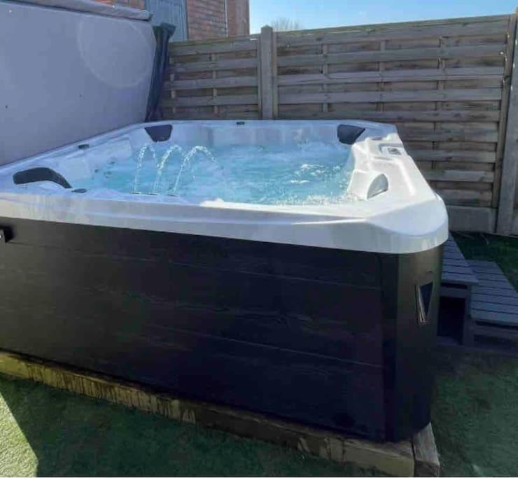 Manchester Luxury Country House Close To The City With Hot Tub & BBQ Fire Pit. view 4