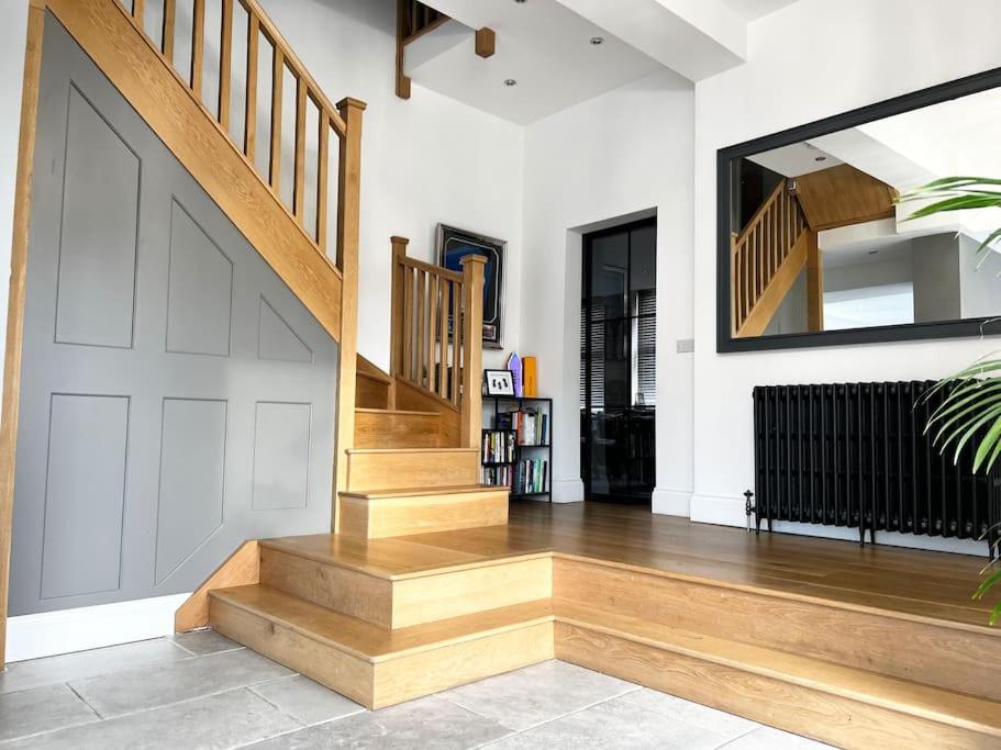 Manchester Luxury Country House Close To The City With Hot Tub & BBQ Fire Pit. view 5