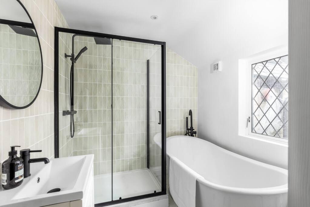 Luxe Design - Chic Cottage - Heart of Rothbury view 2