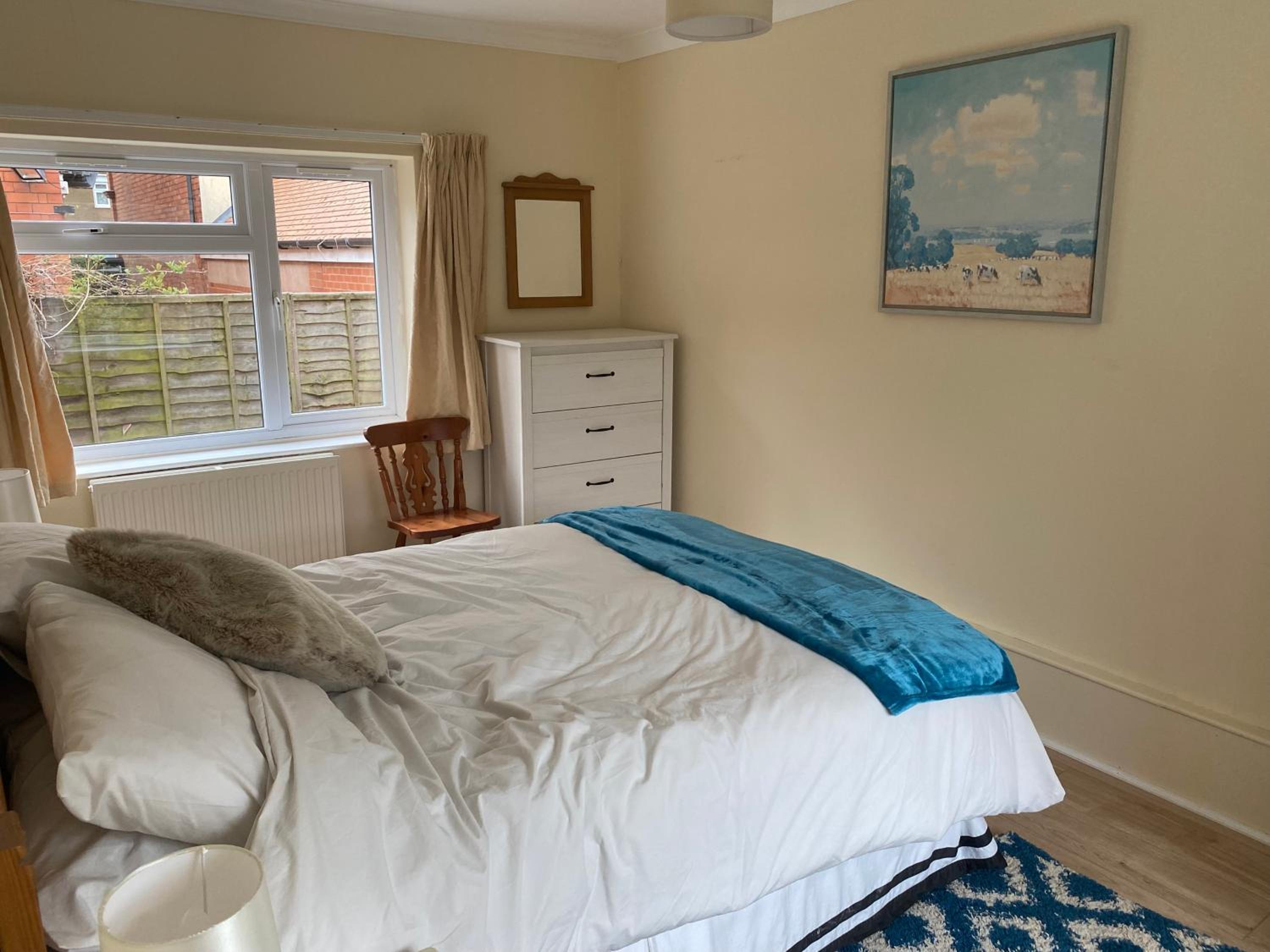Large Ground floor apartment in the heart of Church Stretton with free parking view 4