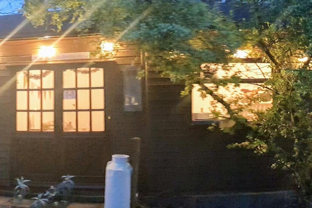 Hotel The Potting Shed near Tenby, 100" Projector, Four poster bed, On-site HOT TUB access via Spa Pack, Breakfast - Image 1