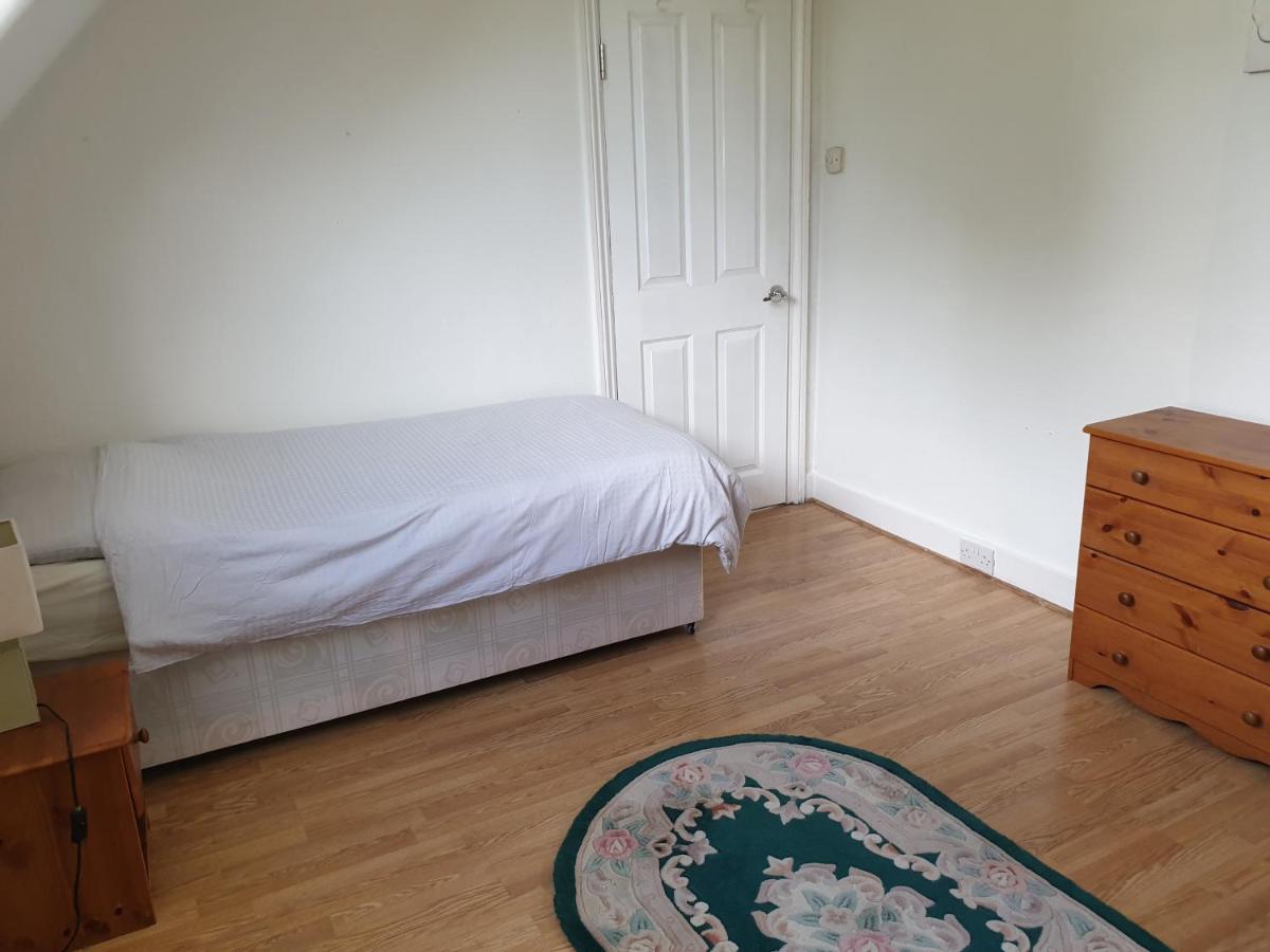 Amazing 6 bedroom house with free parking on site. view 4