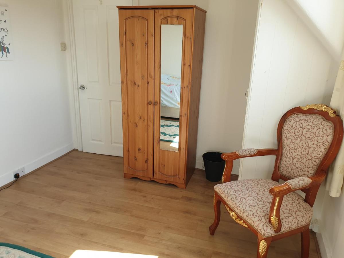 Amazing 6 bedroom house with free parking on site. view 2