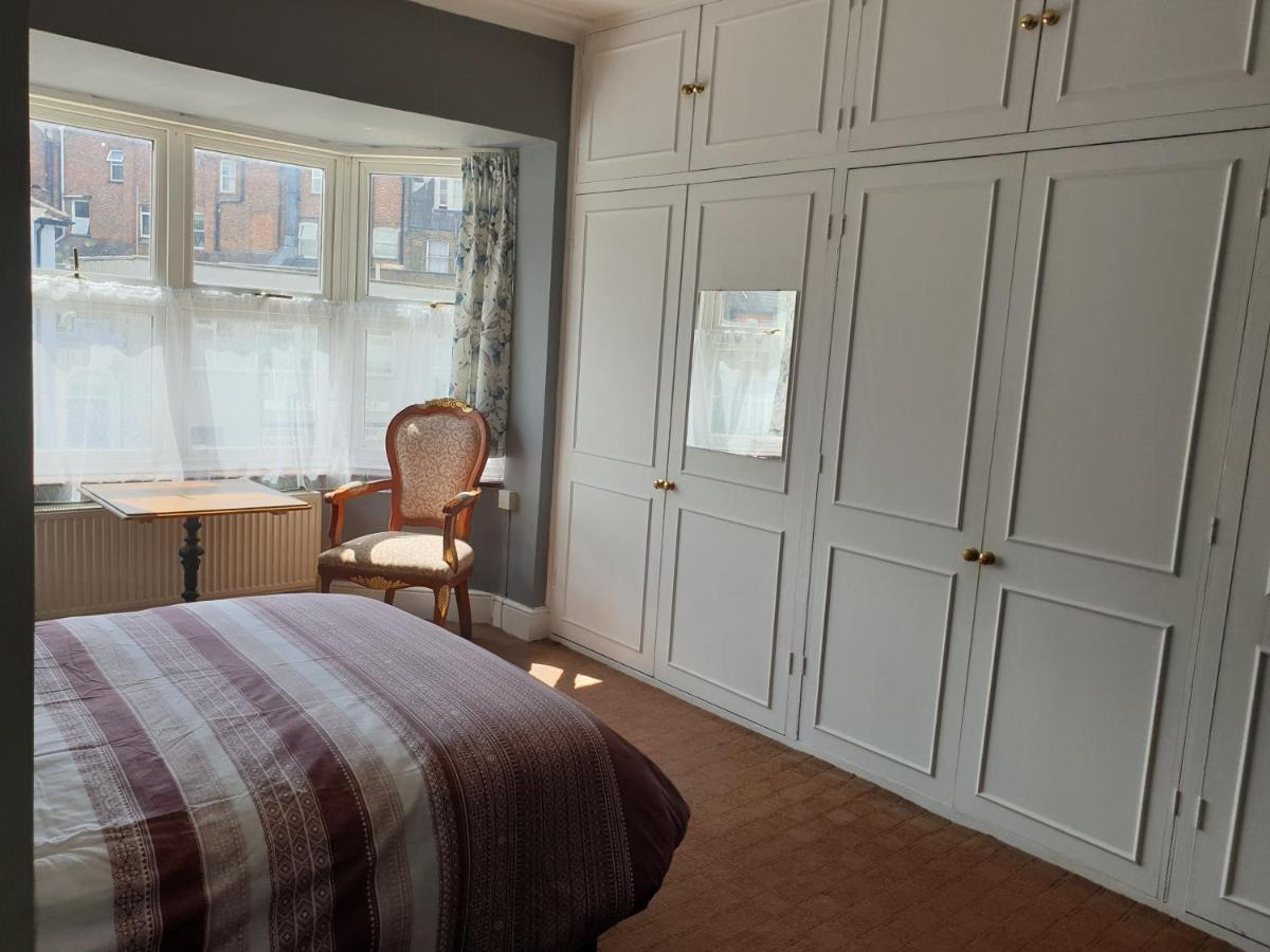 Amazing 6 bedroom house with free parking on site. view 5