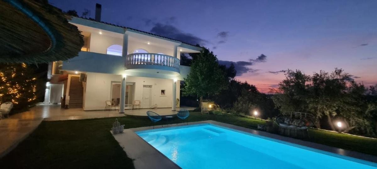 Heavenly Views-2-Apartment with Pool View Close to the Beach!