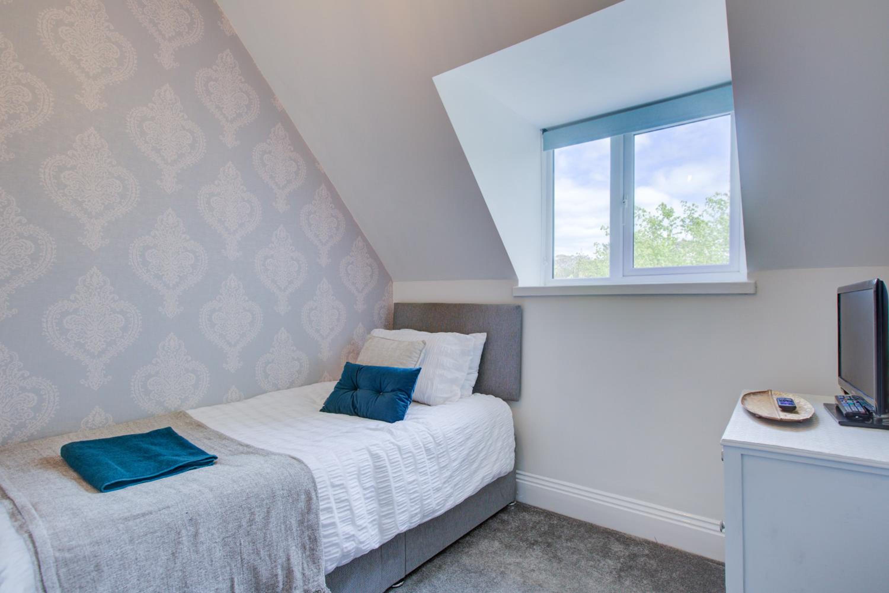 Large 3 Bedroom Apartment with Free Parking near Beach and Meyrick Park Fast WiFi