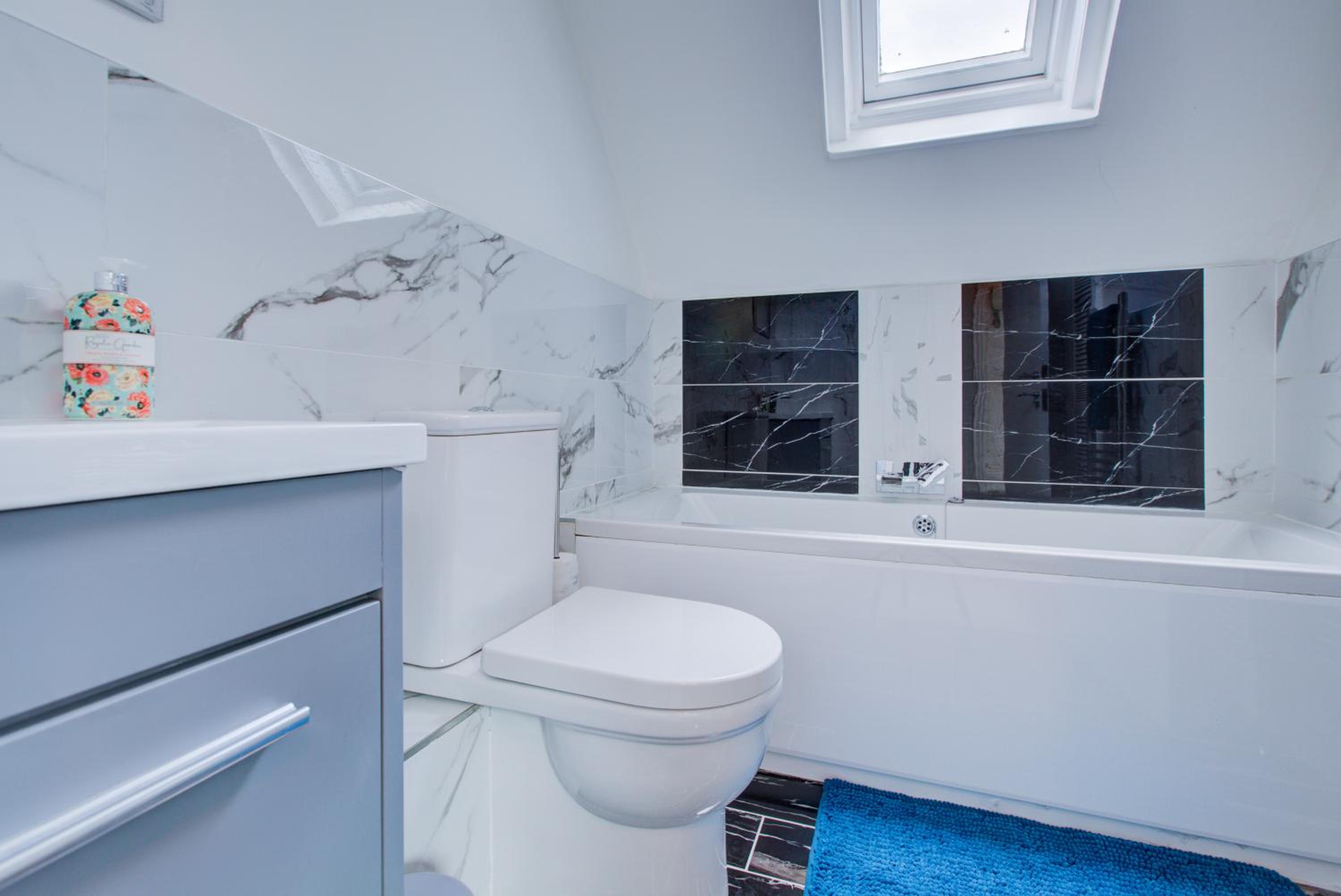 Large 3 Bedroom Apartment with Free Parking near Beach and Meyrick Park Fast WiFi
