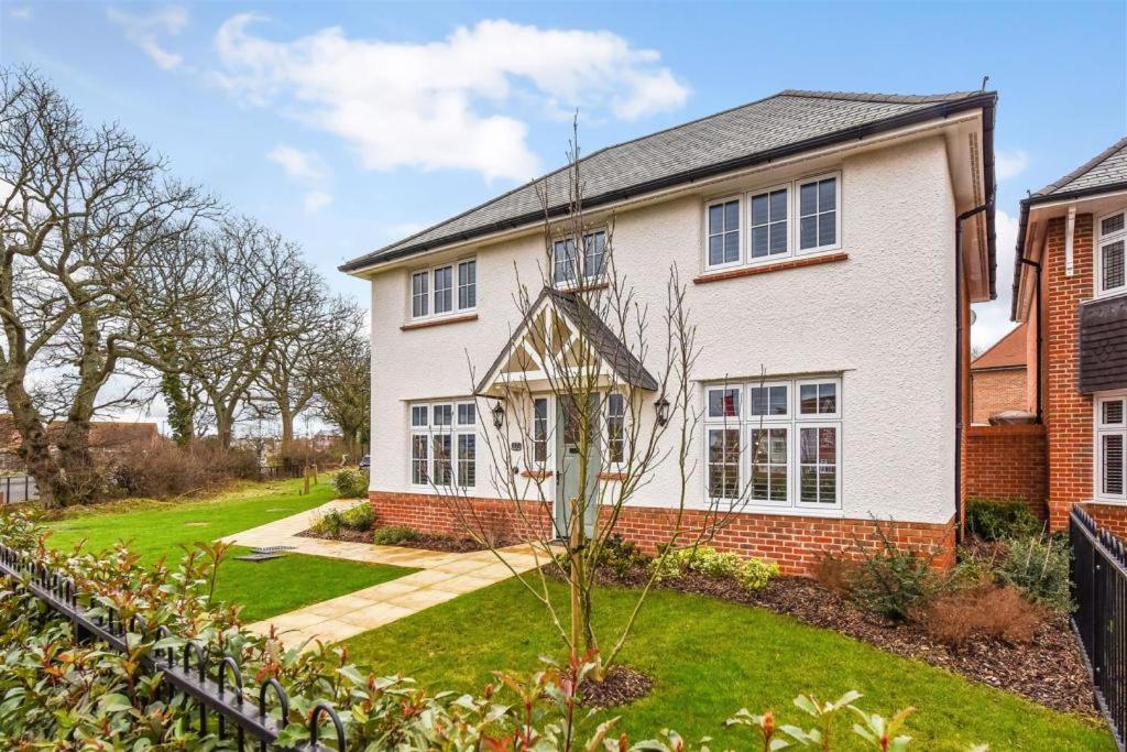 Luxury 4 Bedroom Detached House view 2