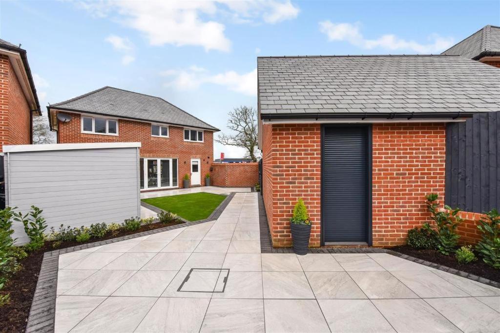 Luxury 4 Bedroom Detached House view 3