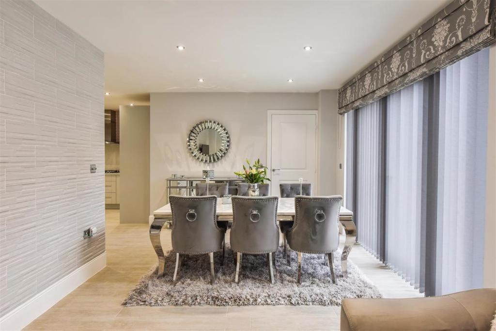 Luxury 4 Bedroom Detached House view 5