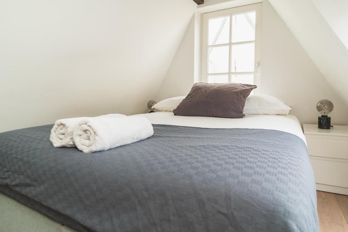 De Achterkamer, a Tiny Attic on the Herengracht photo 4