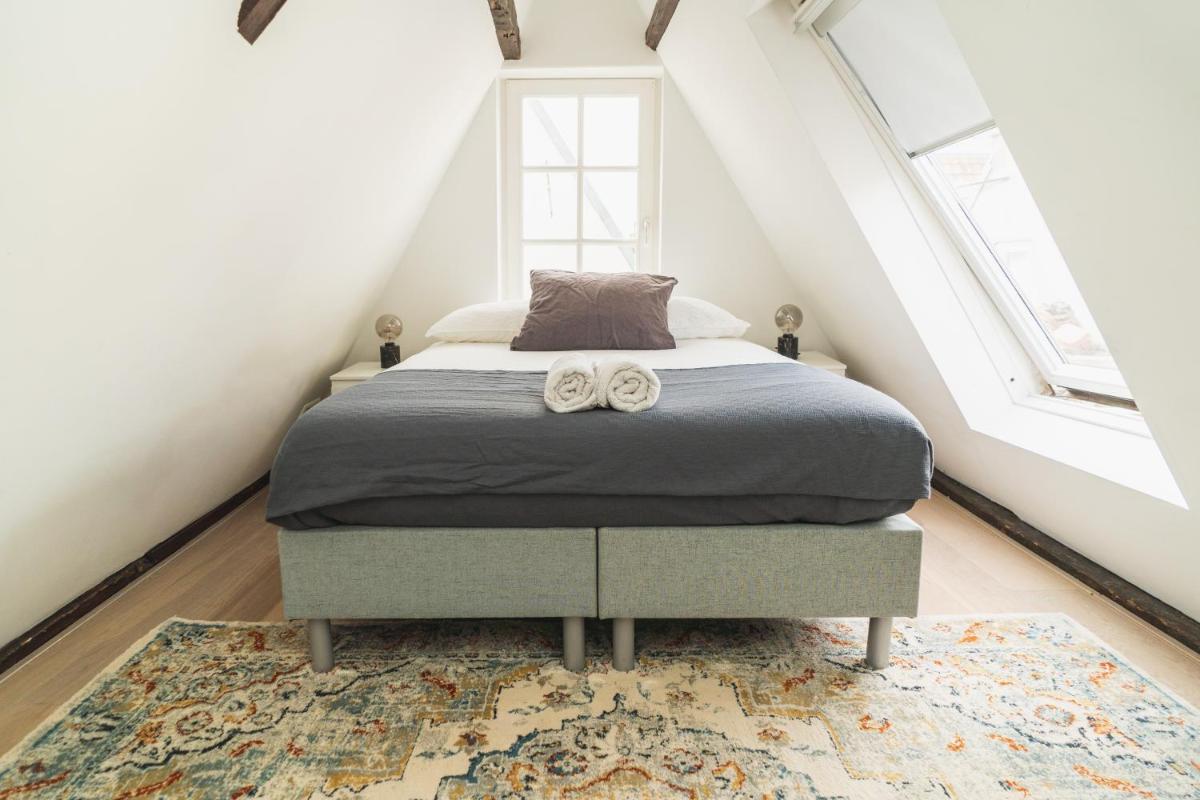 De Achterkamer, a Tiny Attic on the Herengracht photo 5
