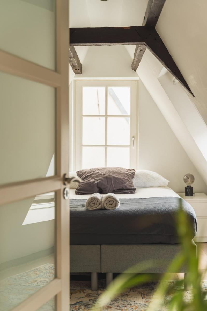 De Achterkamer, a Tiny Attic on the Herengracht photo 3