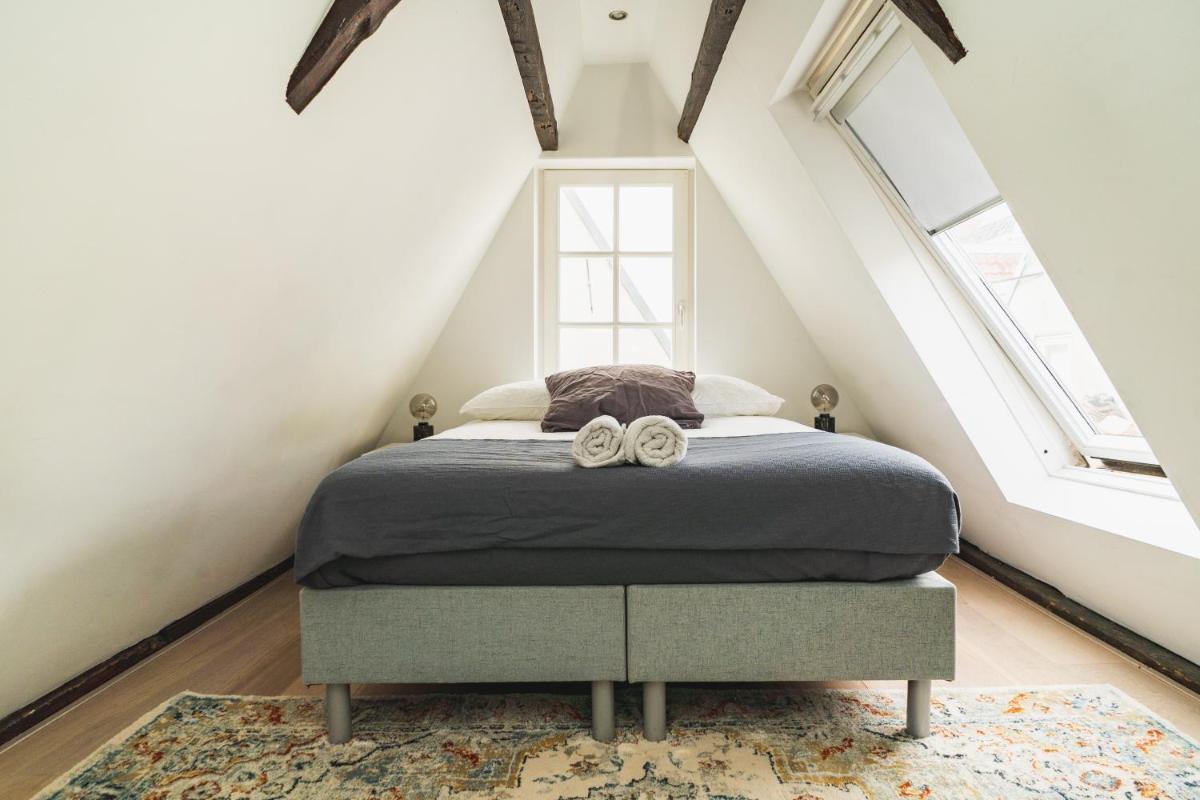 De Achterkamer, a Tiny Attic on the Herengracht photo 2