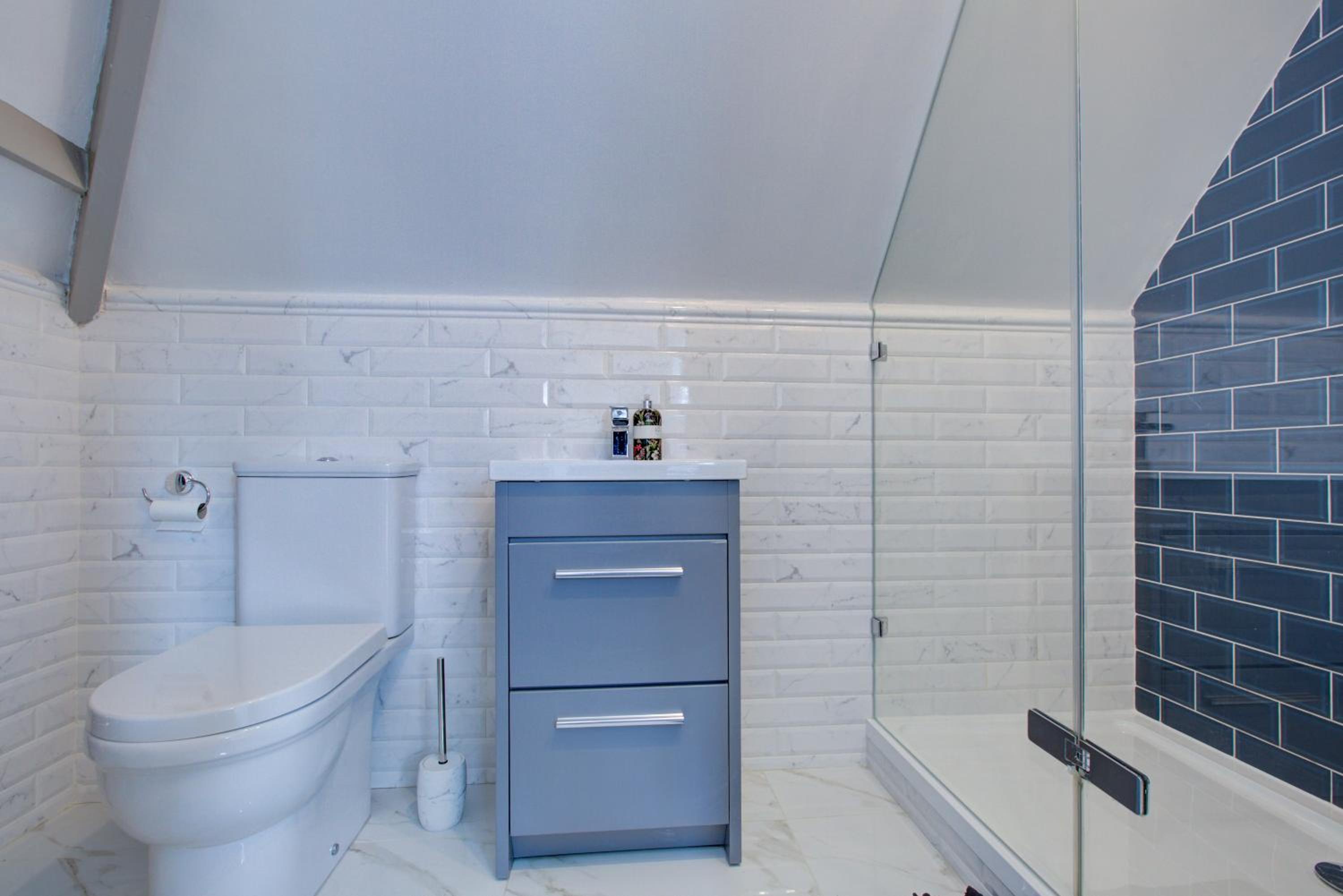 Large 3 Bedroom Apartment with Free Parking near Beach and Meyrick Park Fast WiFi