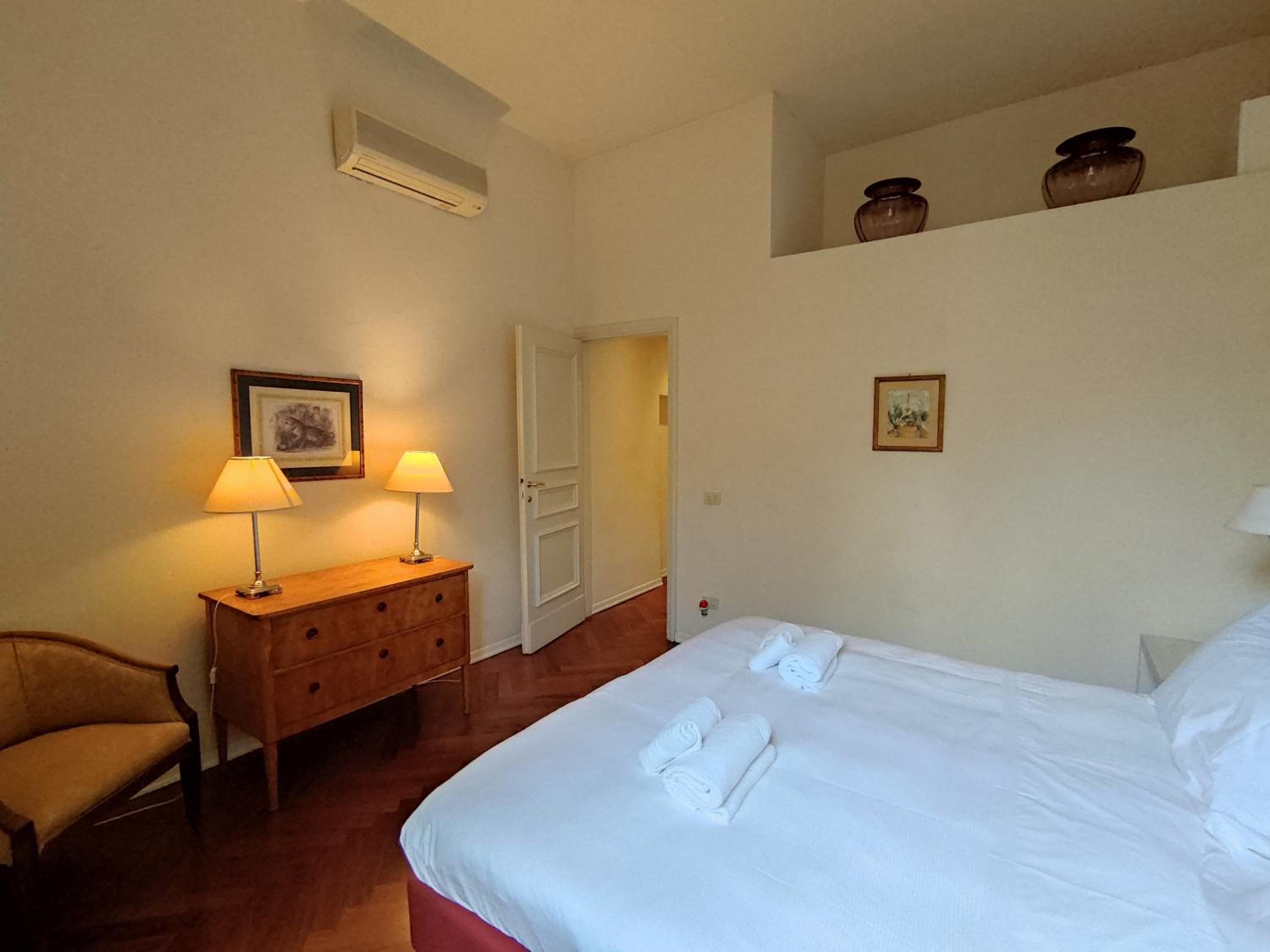Cashmere apartment a stone's throw from the Duomo