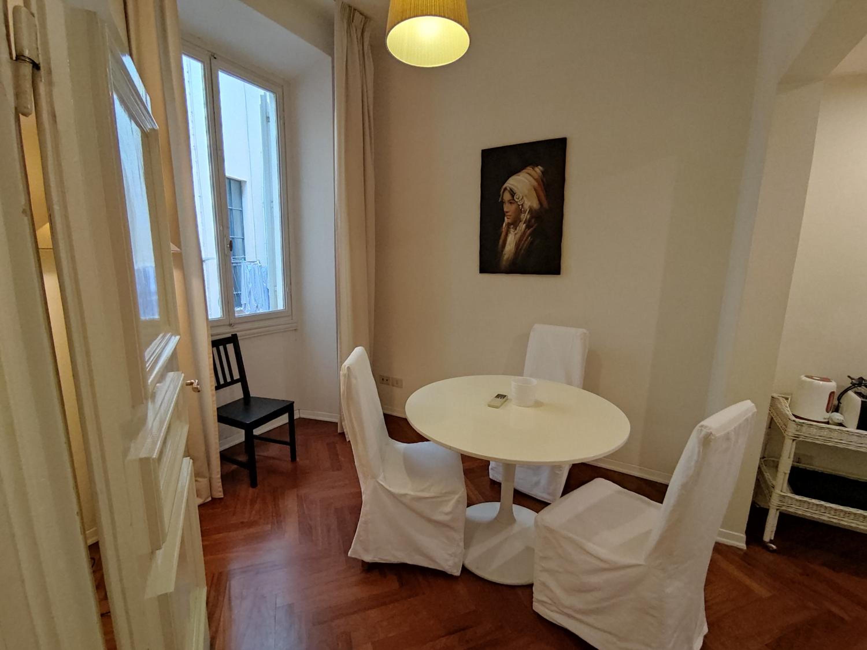 Cashmere apartment a stone's throw from the Duomo