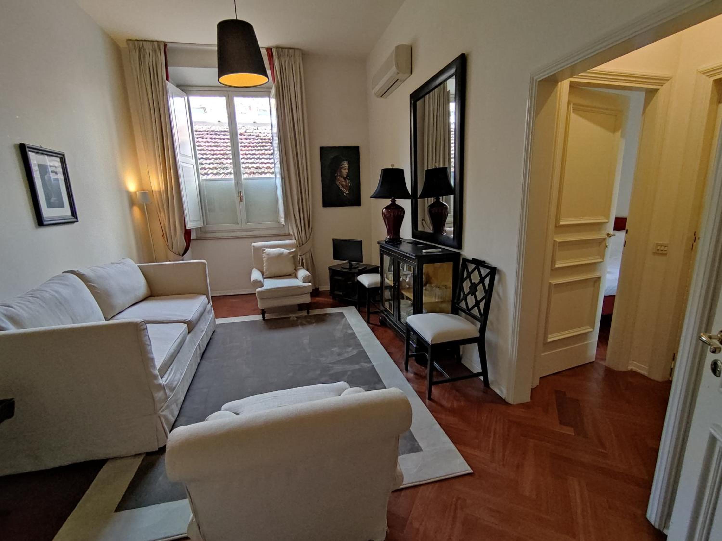 Cashmere apartment a stone's throw from the Duomo