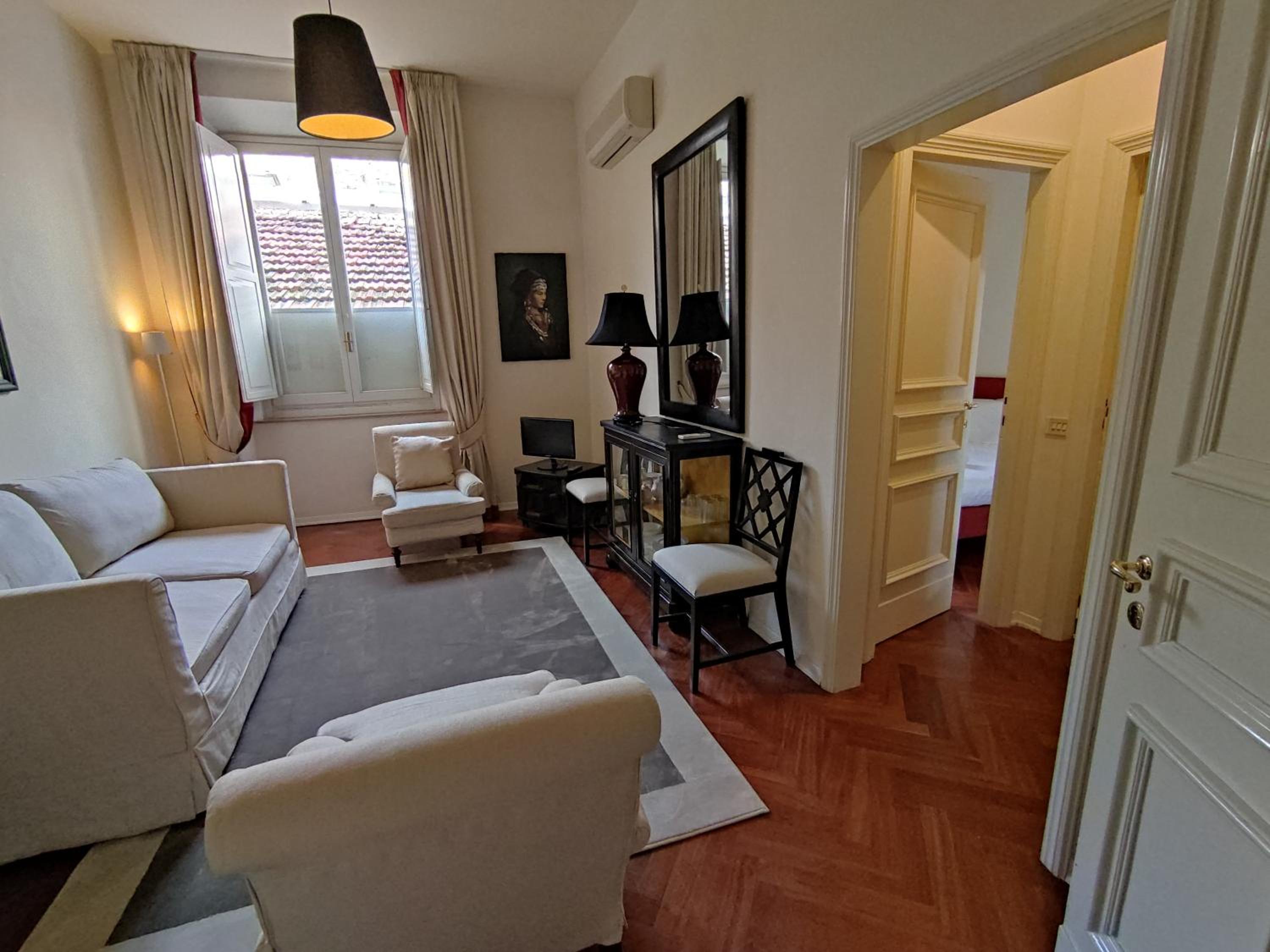 Cashmere apartment a stone's throw from the Duomo