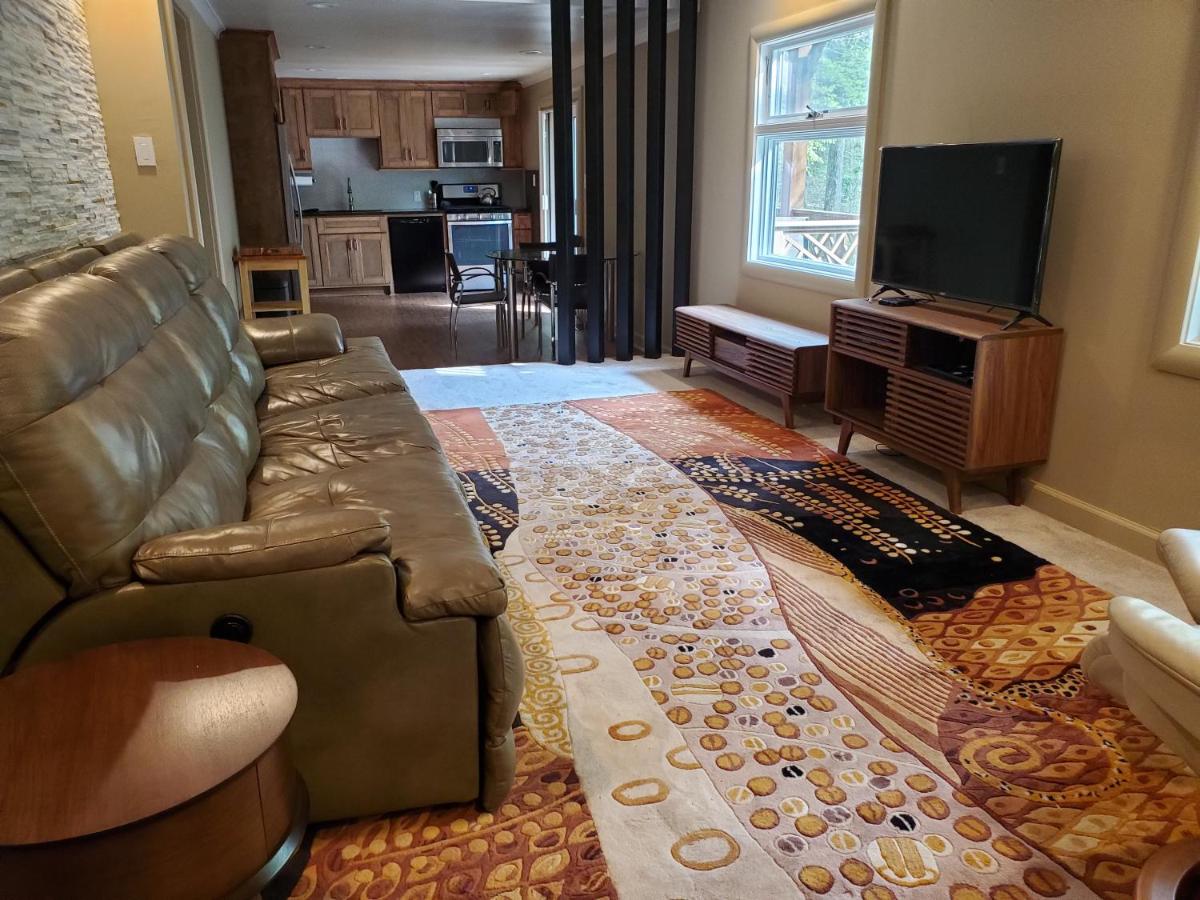 CREEKSIDE-ATLanta Terrace-Level Guest Suite