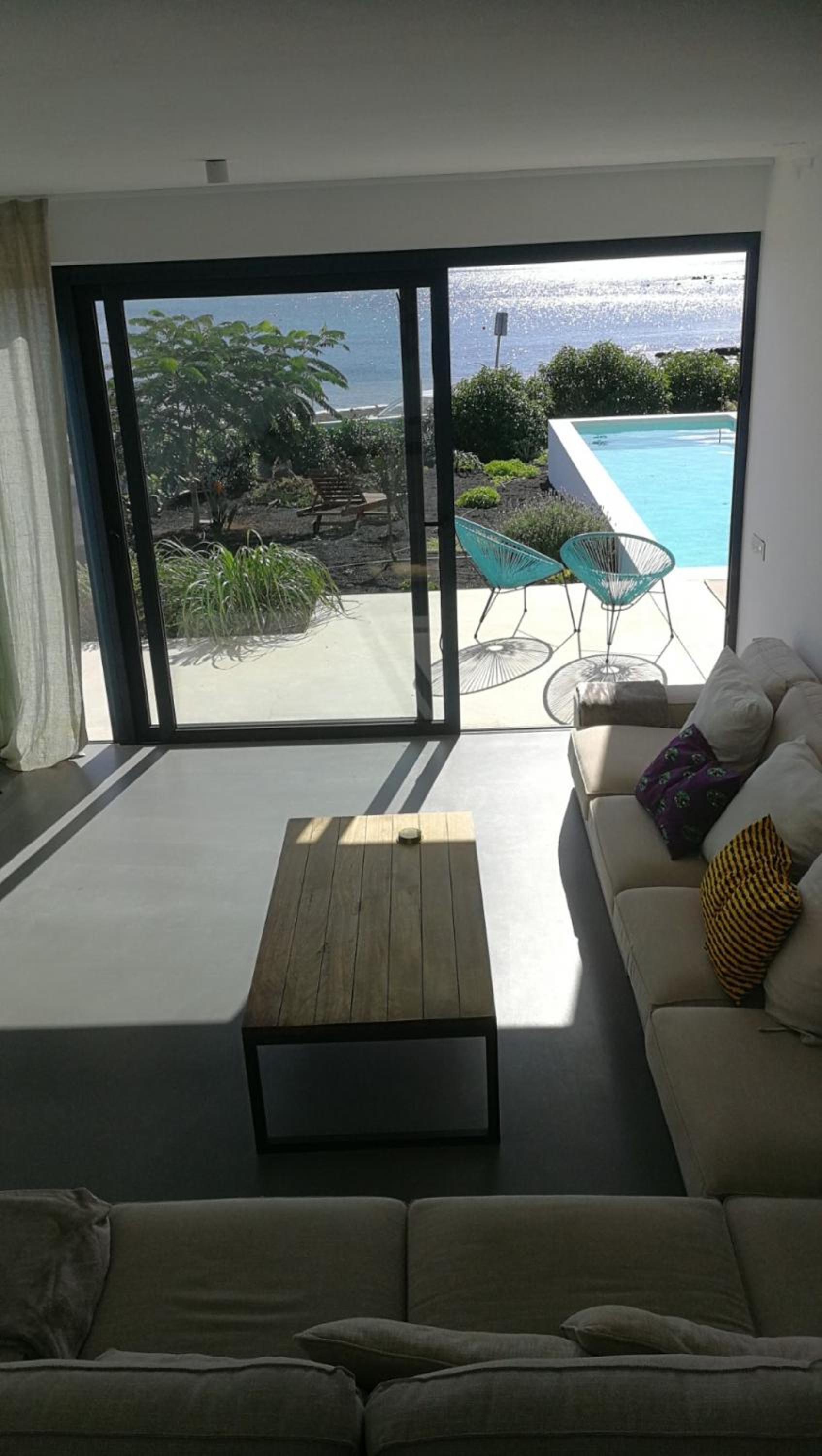 Casa en el mar con infinity pool view 3