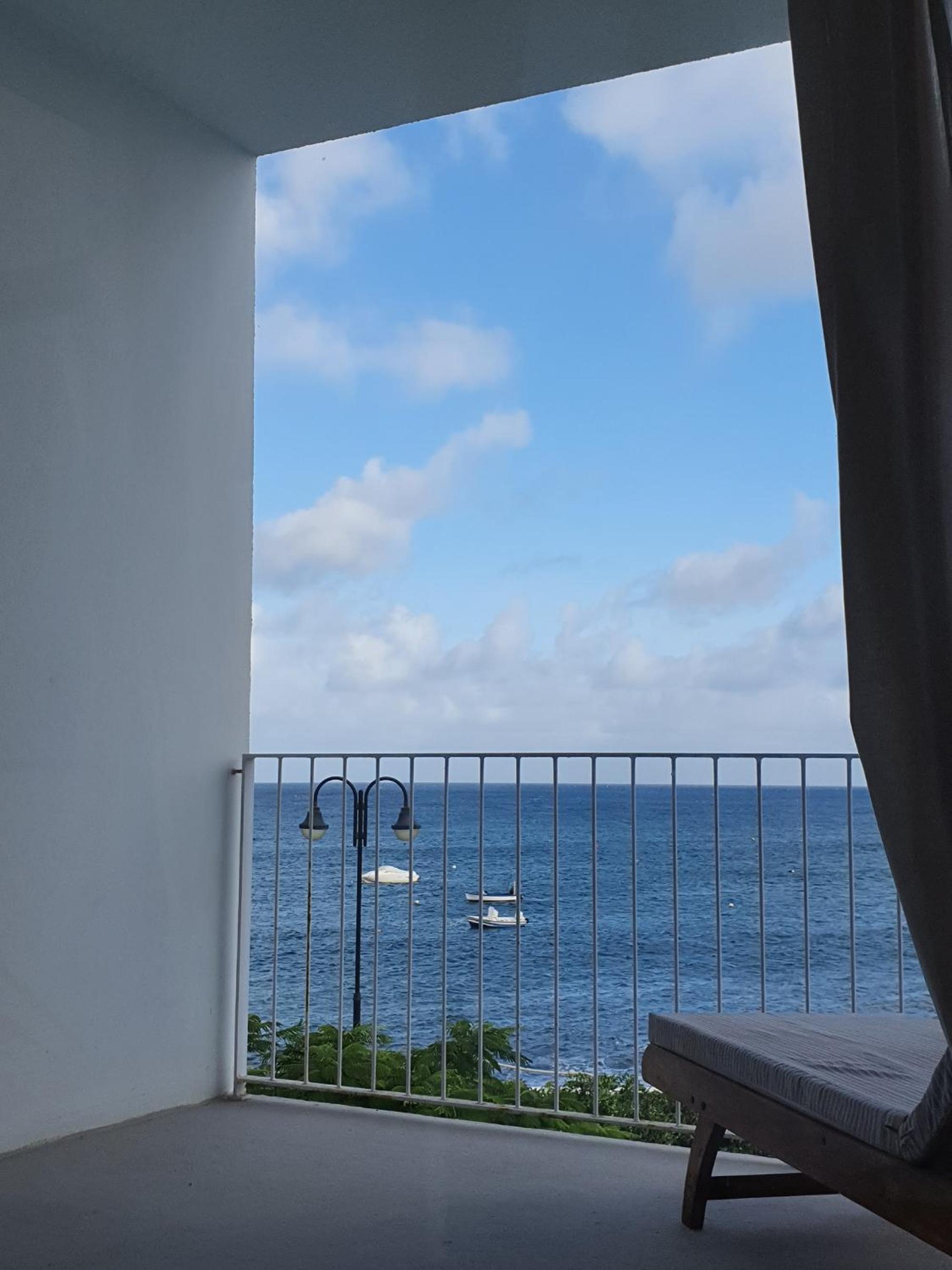 Casa en el mar con infinity pool view 4