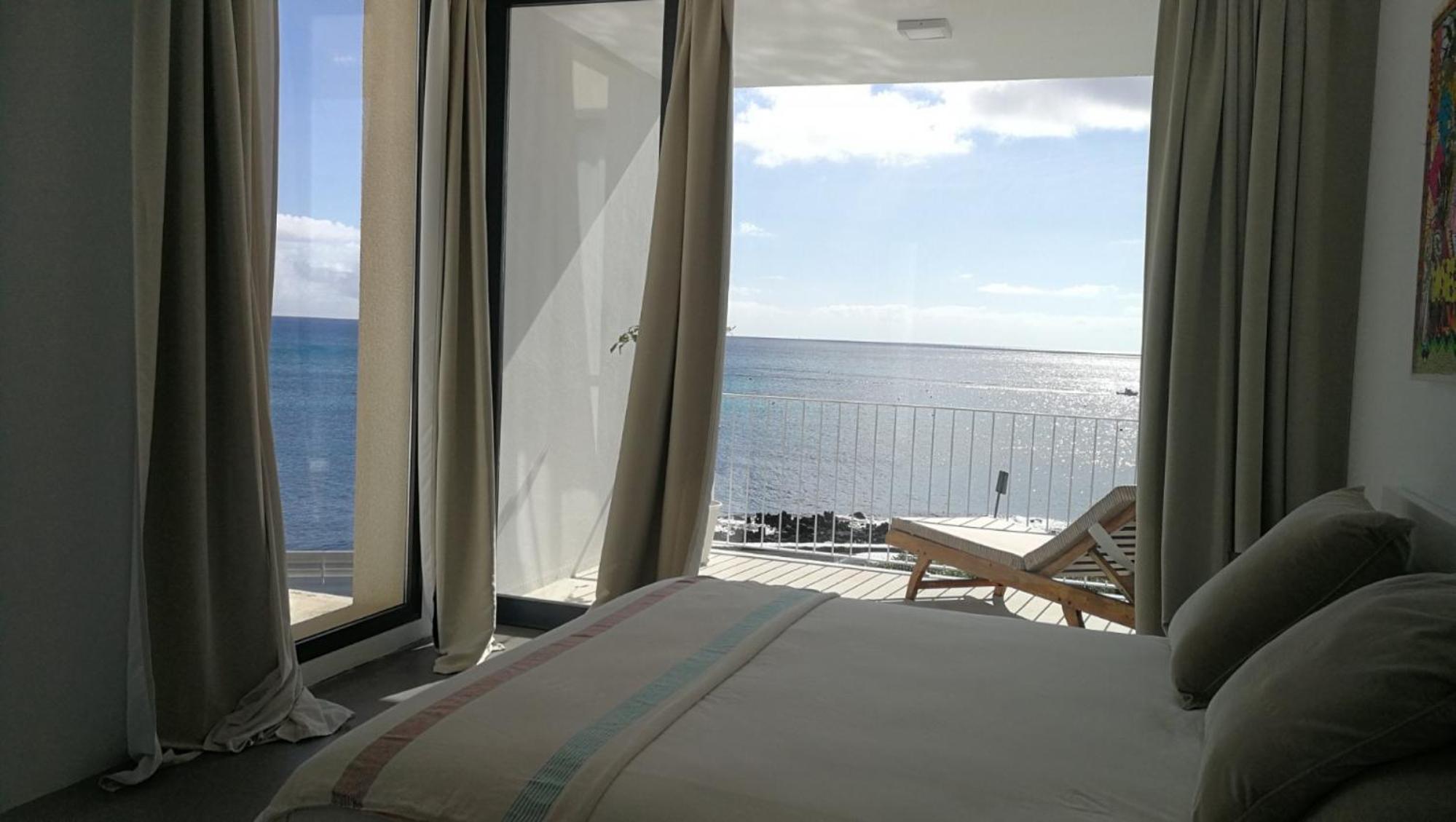Casa en el mar con infinity pool view 5