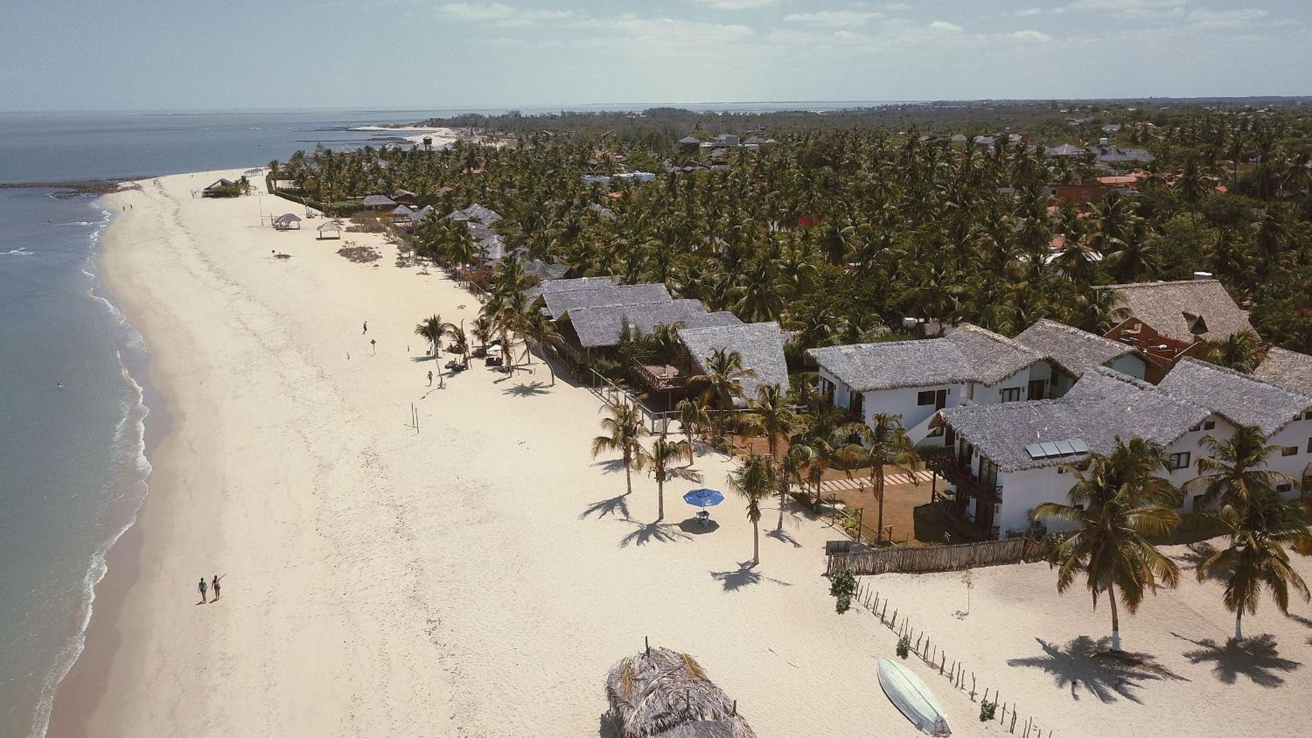 Ap. Peixe Boi Pé na areia com vista frontal e total para o mar