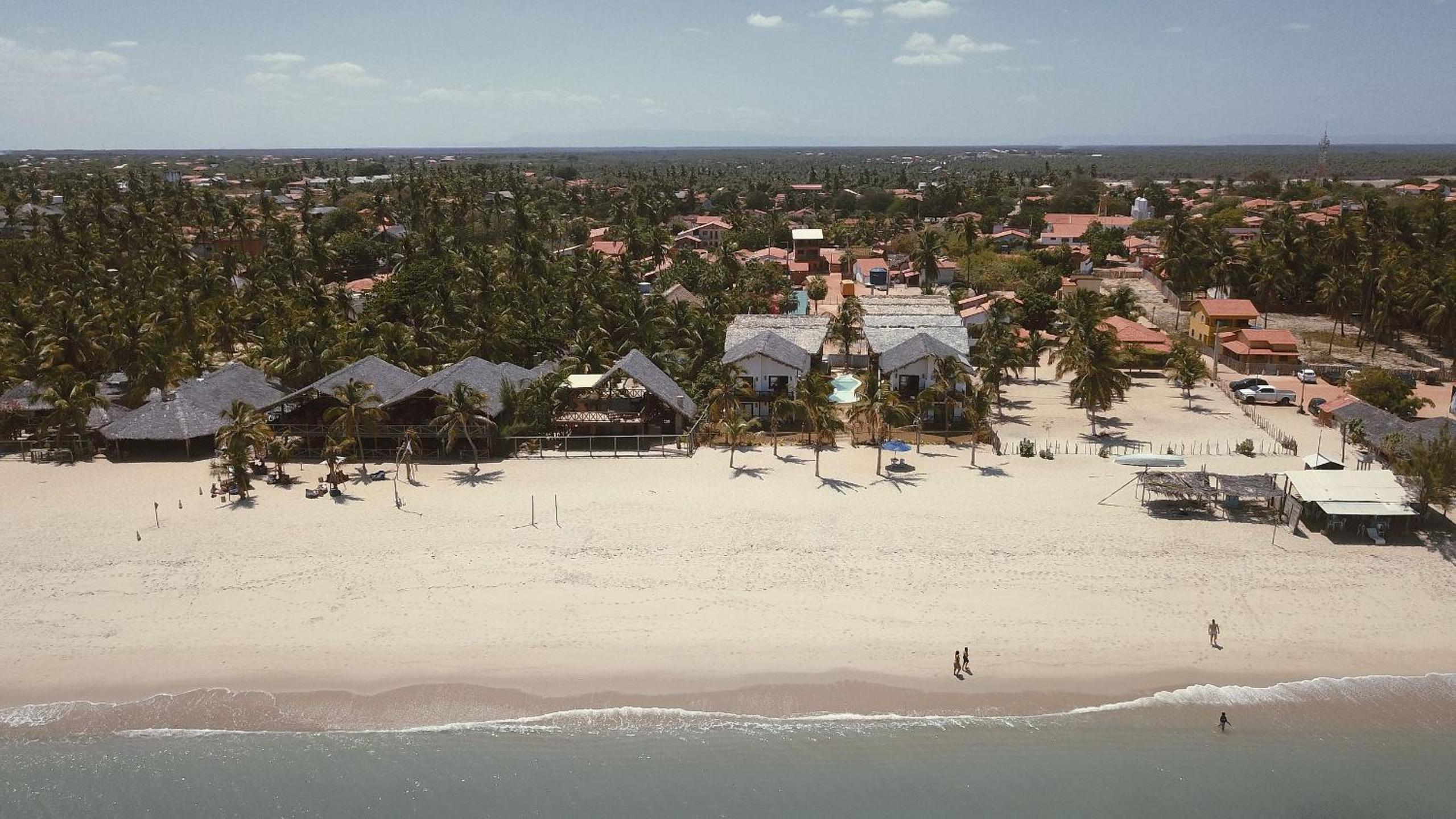 Ap. Peixe Boi Pé na areia com vista frontal e total para o mar