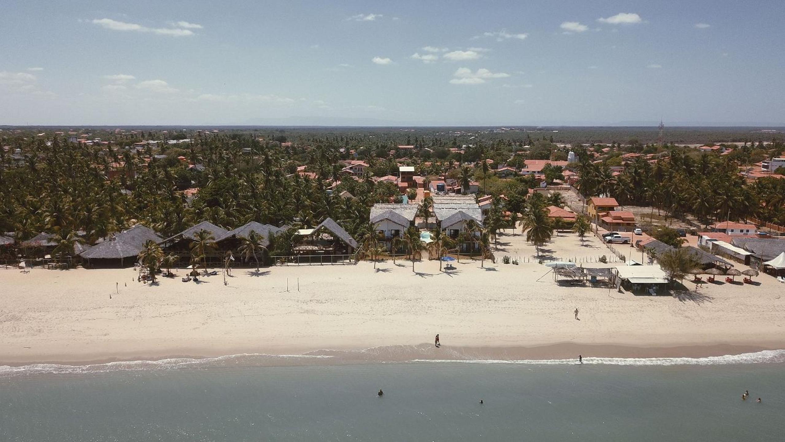 Ap. Peixe Boi Pé na areia com vista frontal e total para o mar