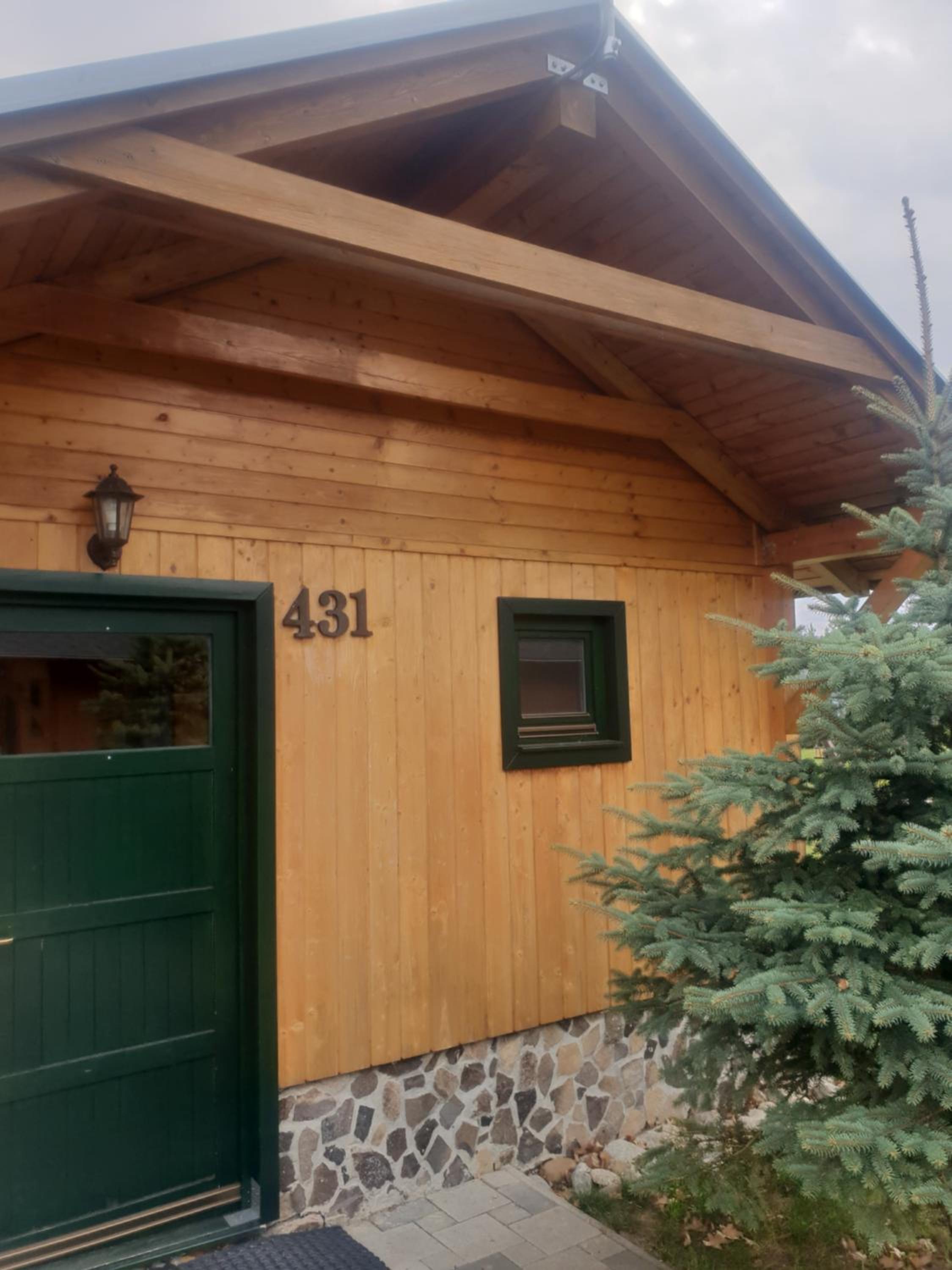 Hotel Holiday Village Tatralandia Bungalov 3-2-2 chatka 431 s 1 spálňou 1 obývačkou a 1 izbou v podkrovi - Image 1