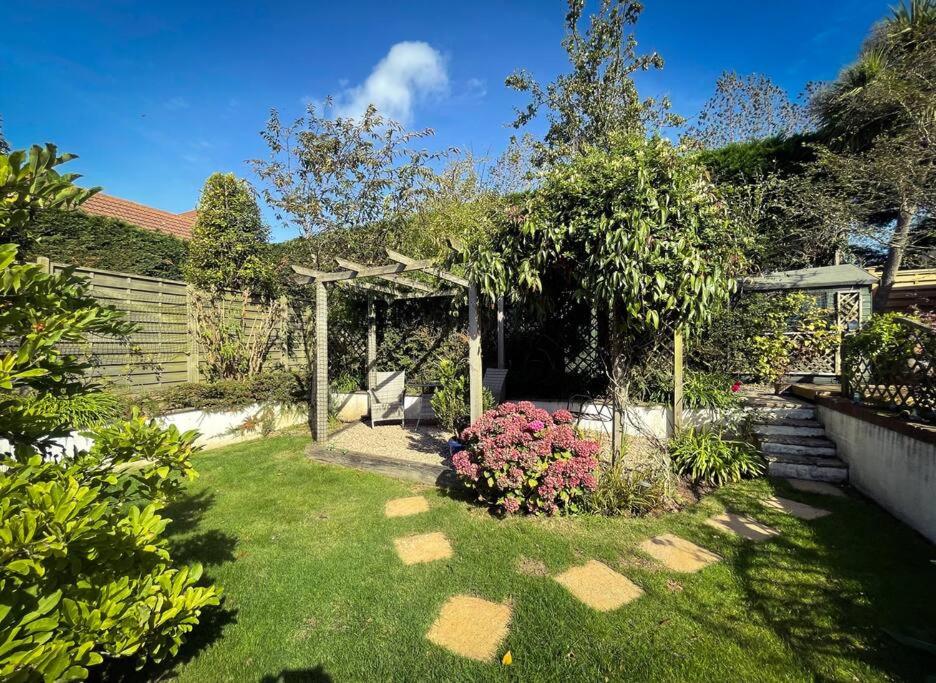 Country cottage with private garden close to beach view 3