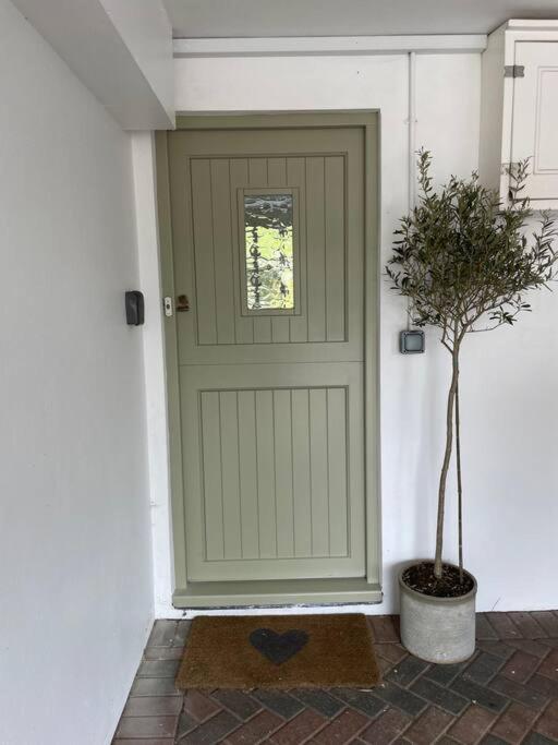 Country cottage with private garden close to beach view 4