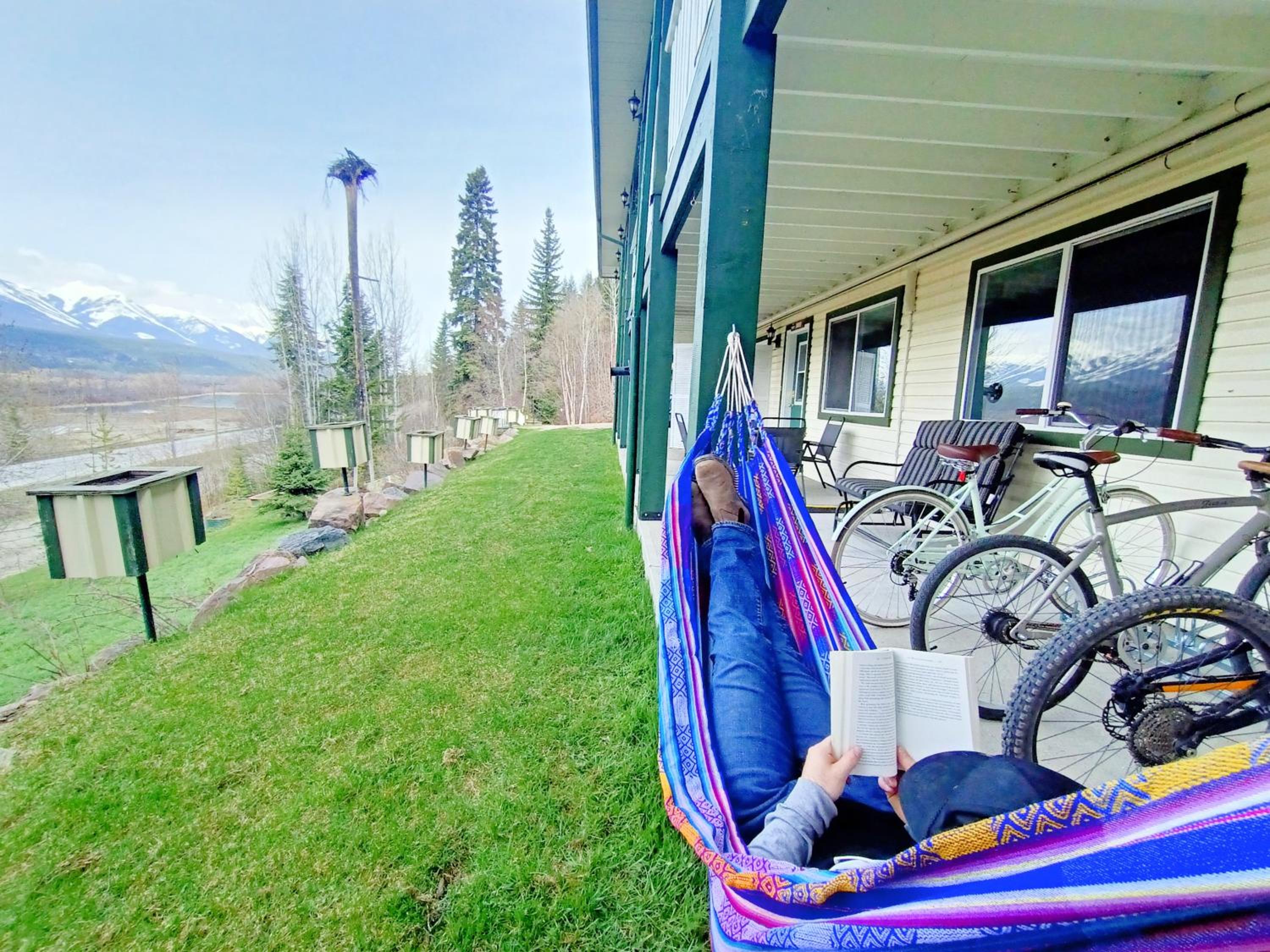 Golden Vacations - 2mins to Town, AC  Sauna, Self Check-in, Full Kitchen, Free Laundry  Parking, Family Pet Friendly, Comfortably Sleeps Up To 10 - Property Image 25