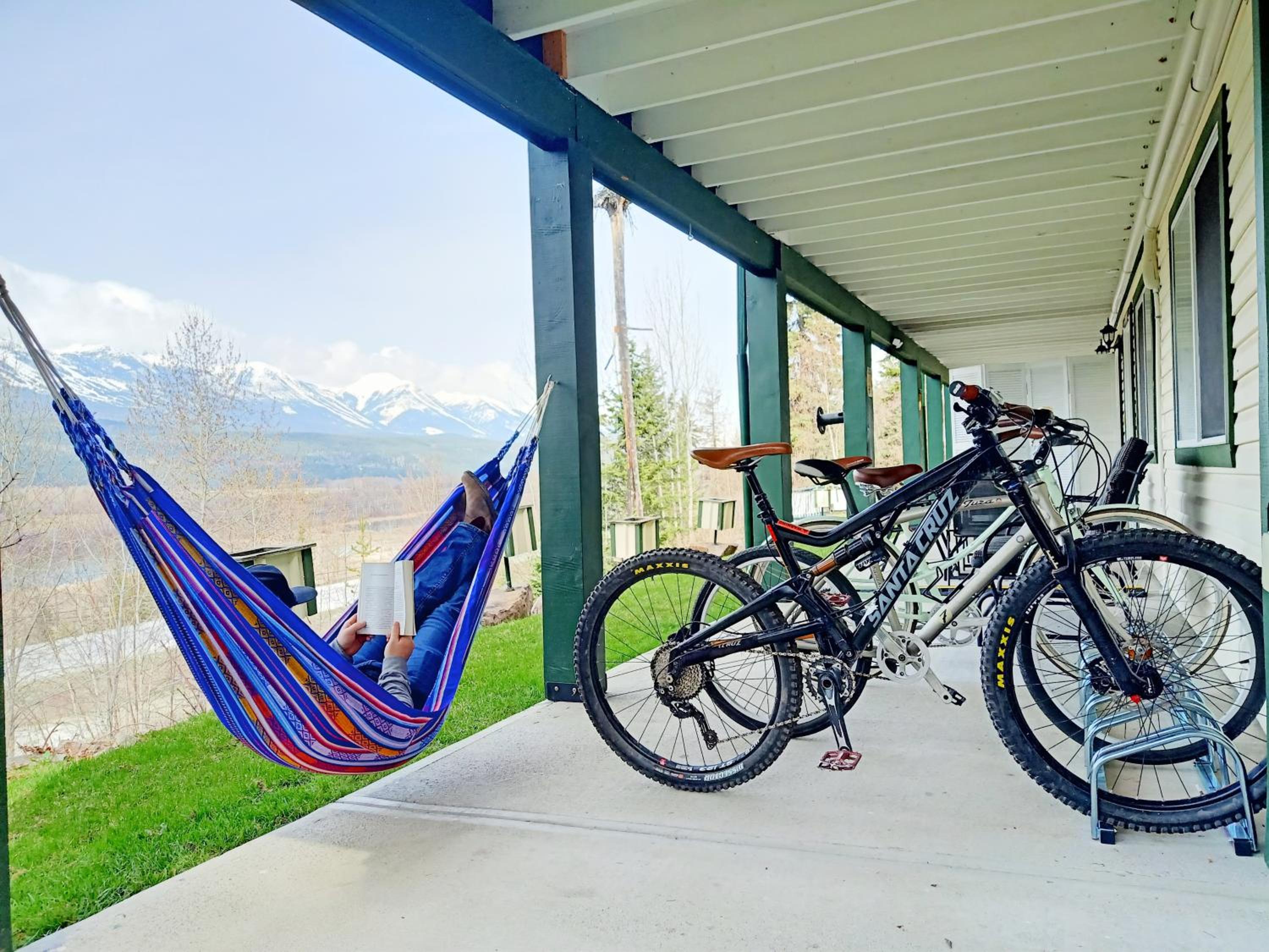 Golden Vacations - 2mins to Town, AC  Sauna, Self Check-in, Full Kitchen, Free Laundry  Parking, Family Pet Friendly, Comfortably Sleeps Up To 10 - Property Image 16