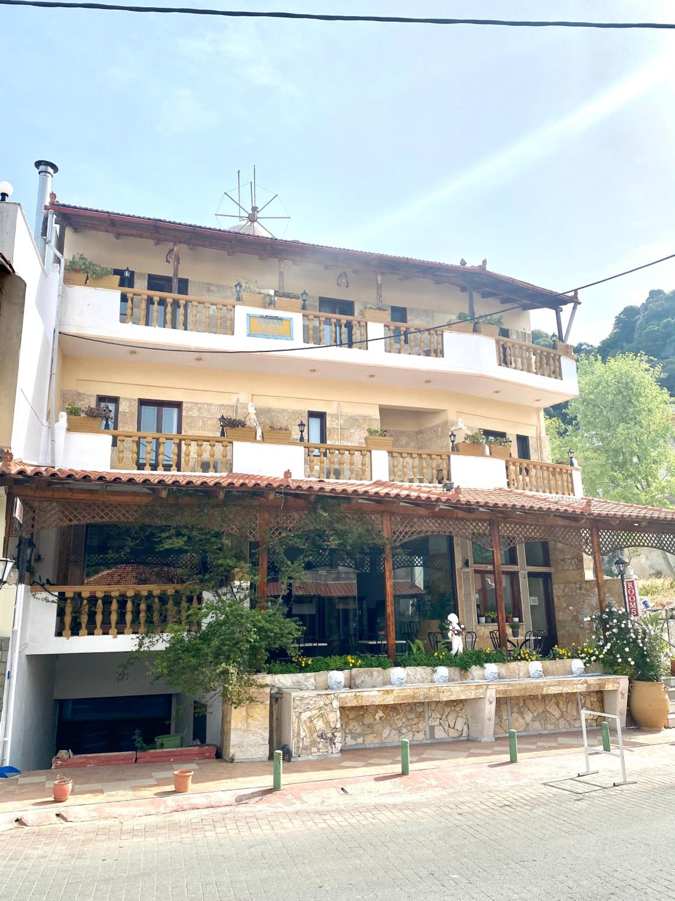 Costas Inn